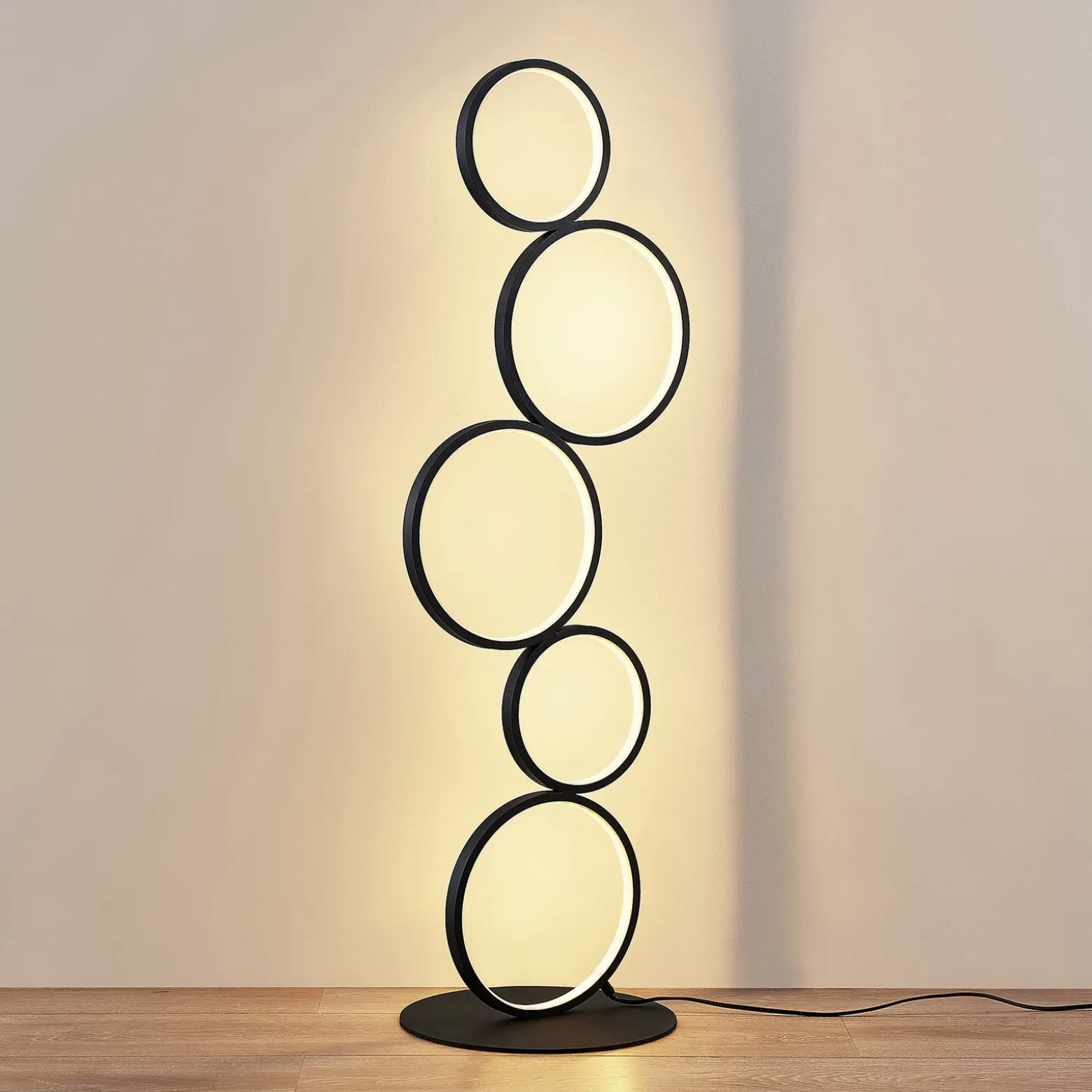Lindby lámpara de pie LED Jacek, negra, metal, 110 cm, anillos