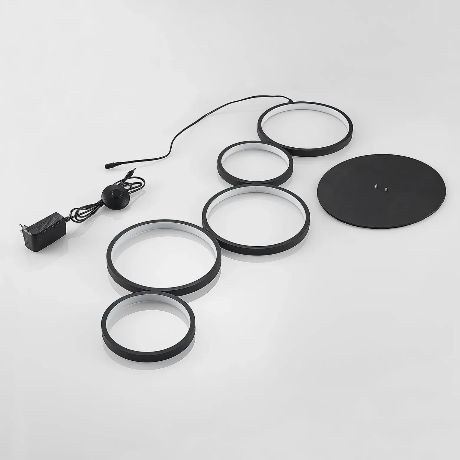 Lindby lámpara de pie LED Jacek, negra, metal, 110 cm, anillos