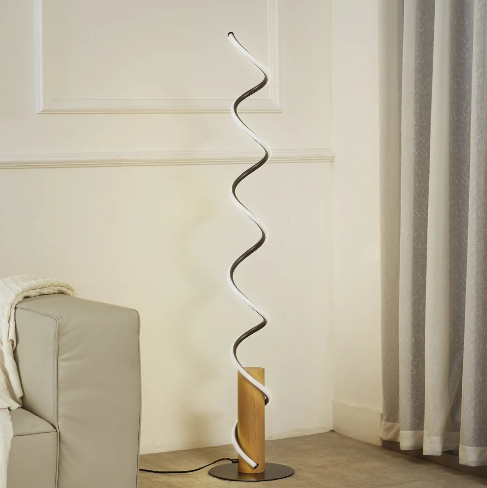 Lindby lámpara de pie LED Spiraali, gris, madera, altura 133 cm