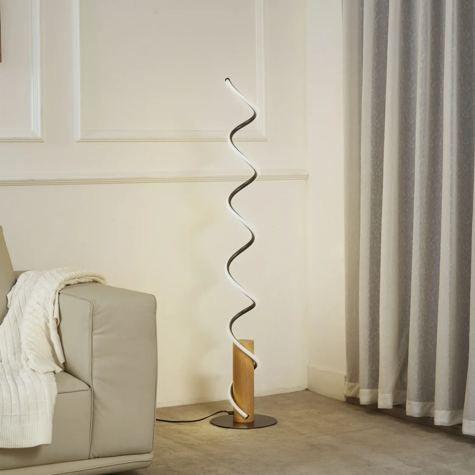 Lindby lámpara de pie LED Spiraali, gris, madera, altura 133 cm