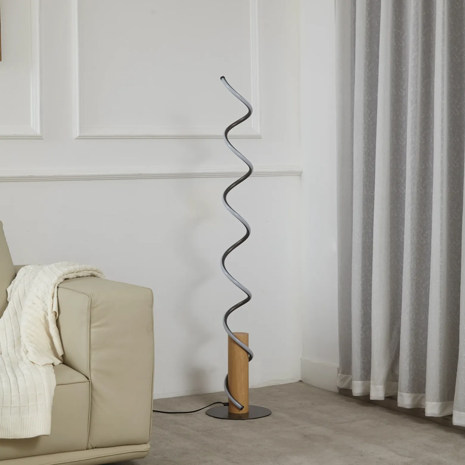 Lindby lámpara de pie LED Spiraali, gris, madera, altura 133 cm