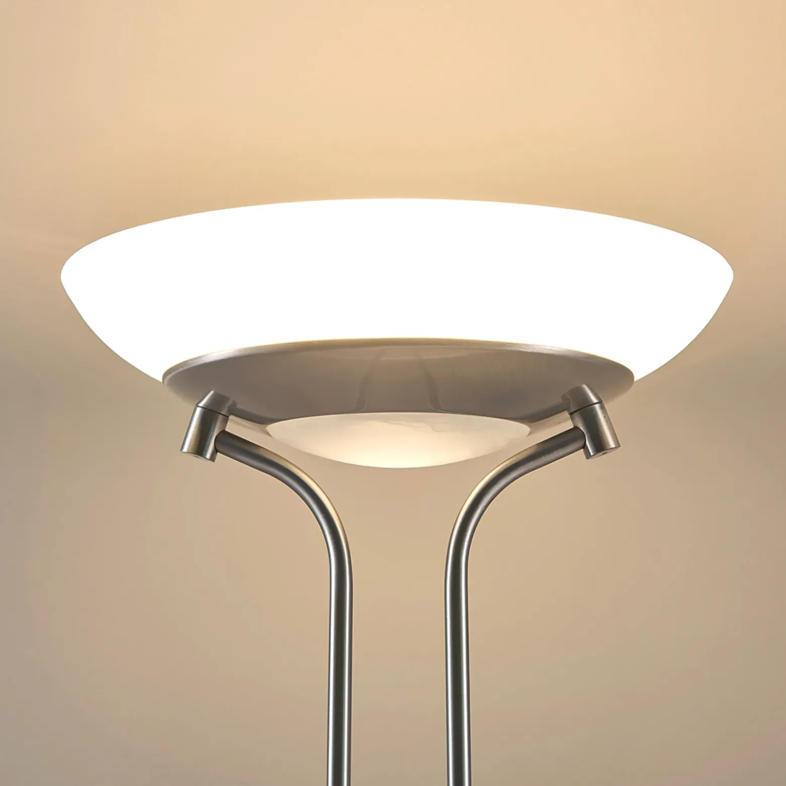 Lindby lámpara de pie LED Yveta, color níquel, metal, atenuable
