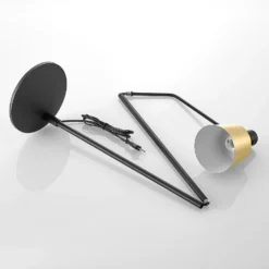 Lindby lámpara de pie Vlada, 144 cm, latón, negro, metal