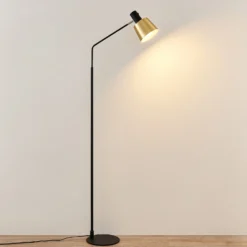 Lindby lámpara de pie Vlada, 144 cm, latón, negro, metal