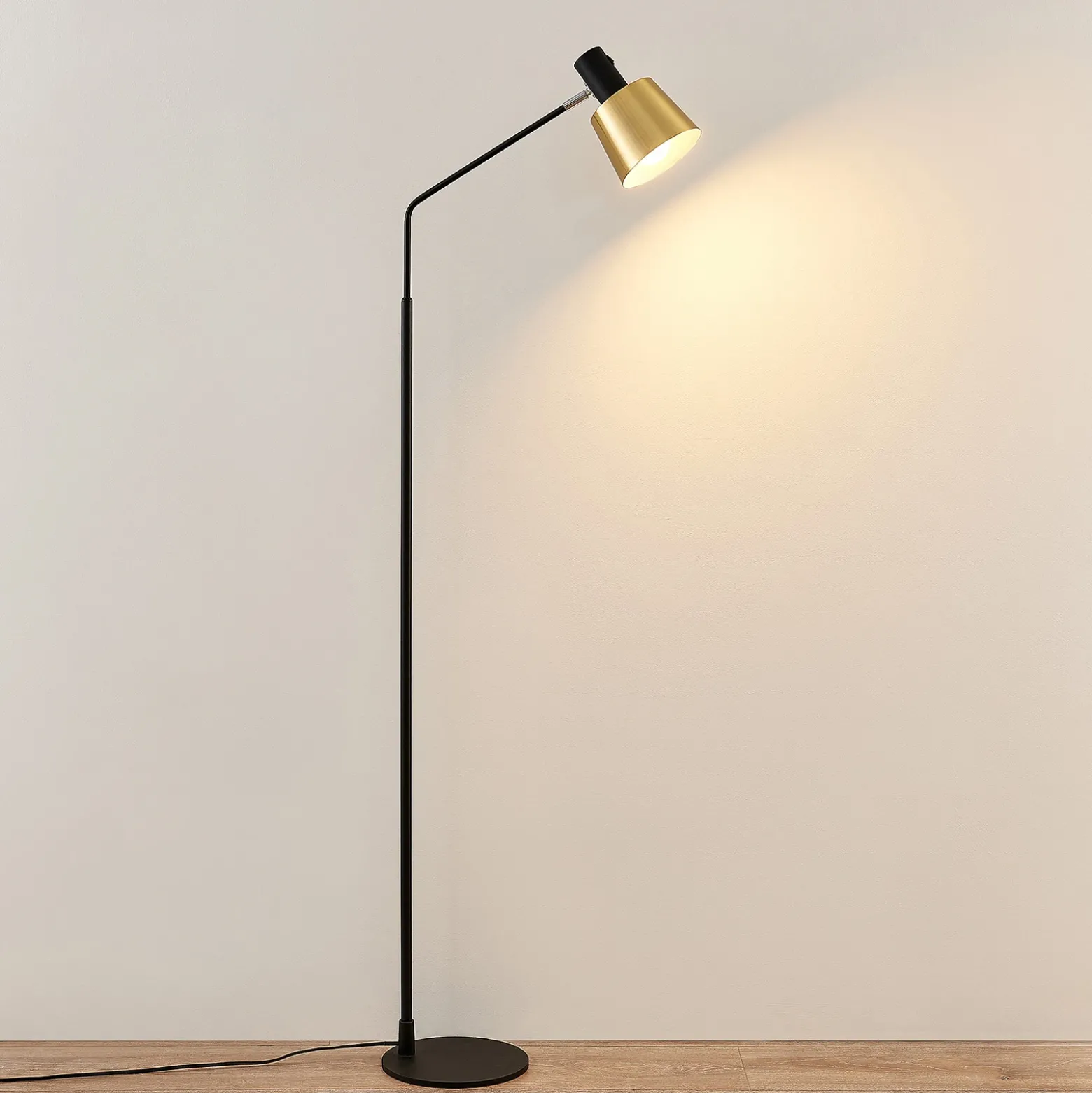 Lindby lámpara de pie Vlada, 144 cm, latón, negro, metal