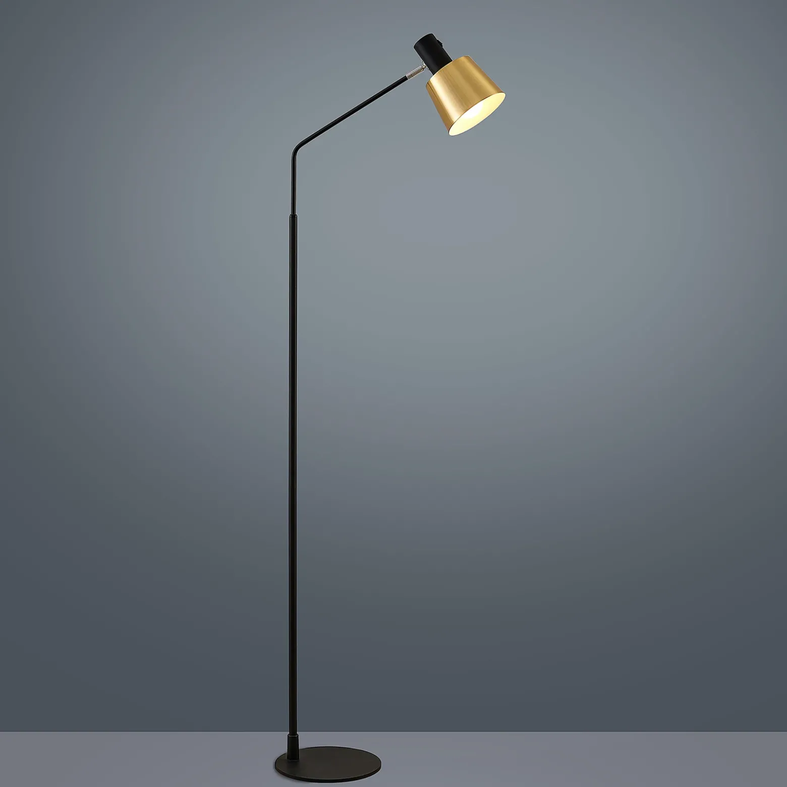 Lindby lámpara de pie Vlada, 144 cm, latón, negro, metal