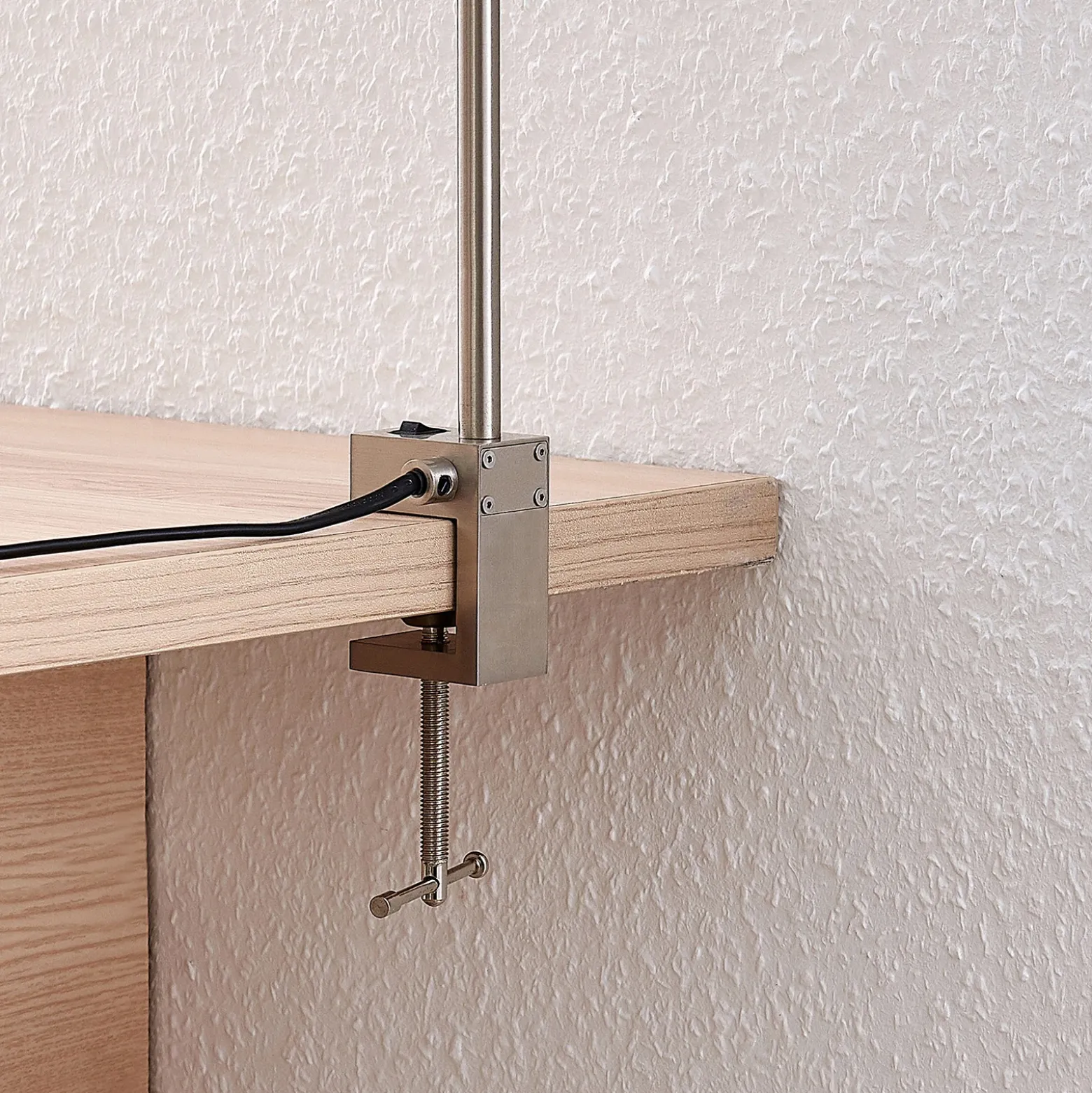 Lindby lámpara de pinza LED Hanilo, altura 80 cm, níquel, metal