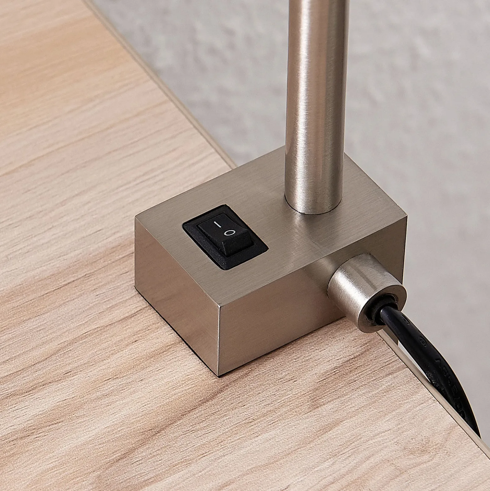 Lindby lámpara de pinza LED Hanilo, altura 80 cm, níquel, metal