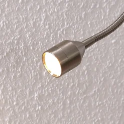 Lindby lámpara de pinza LED Hanilo, altura 80 cm, níquel, metal