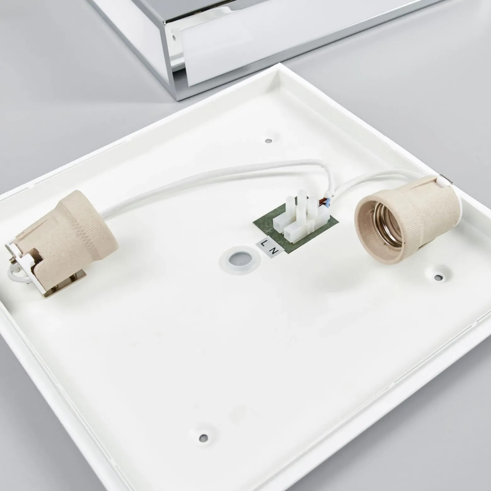 Lindby lámpara de techo para baño Eniola, 30 cm, blanco/gris, IP44