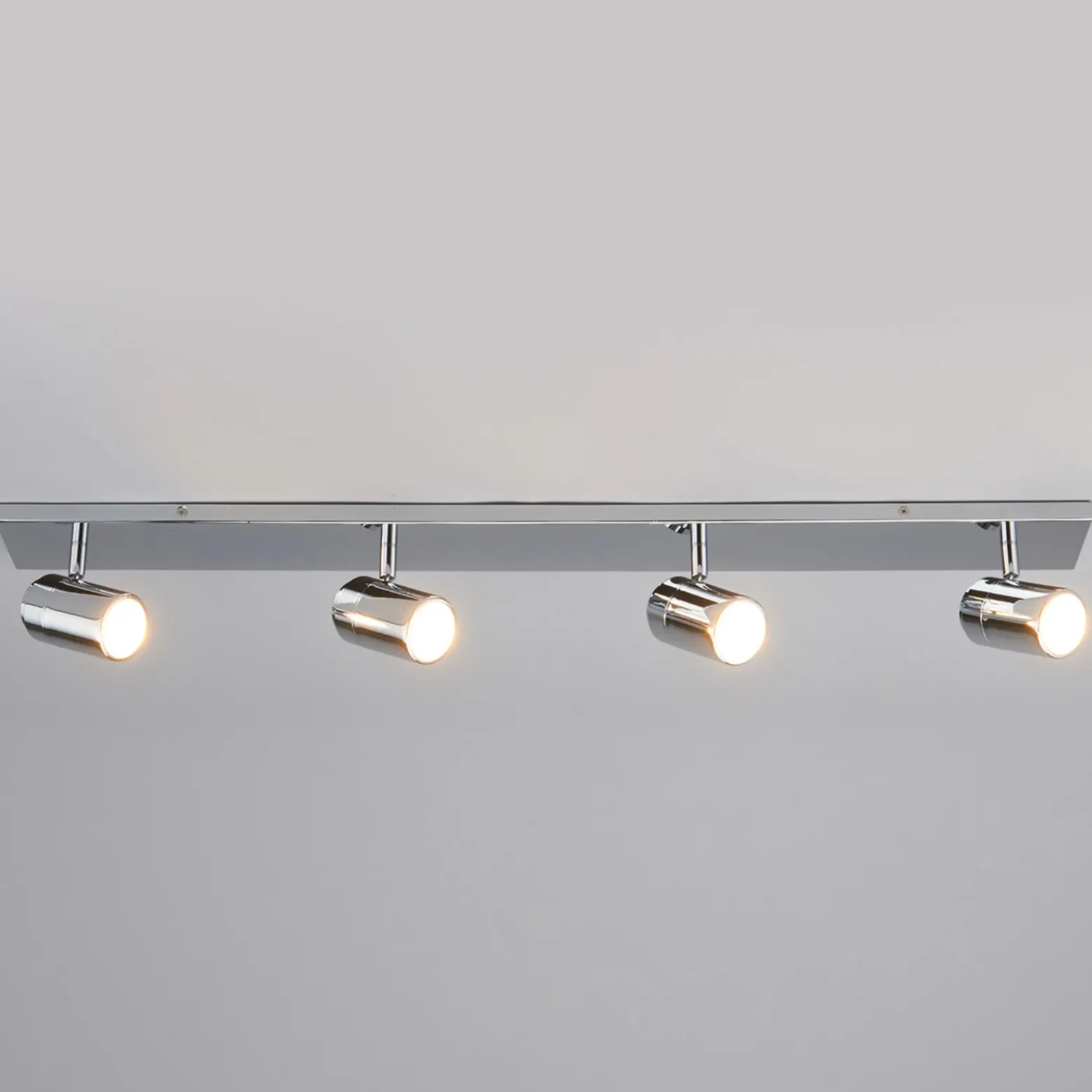 Lindby lámpara de techo para baño Dejan, 85 cm, 4 luces, cromo, IP44