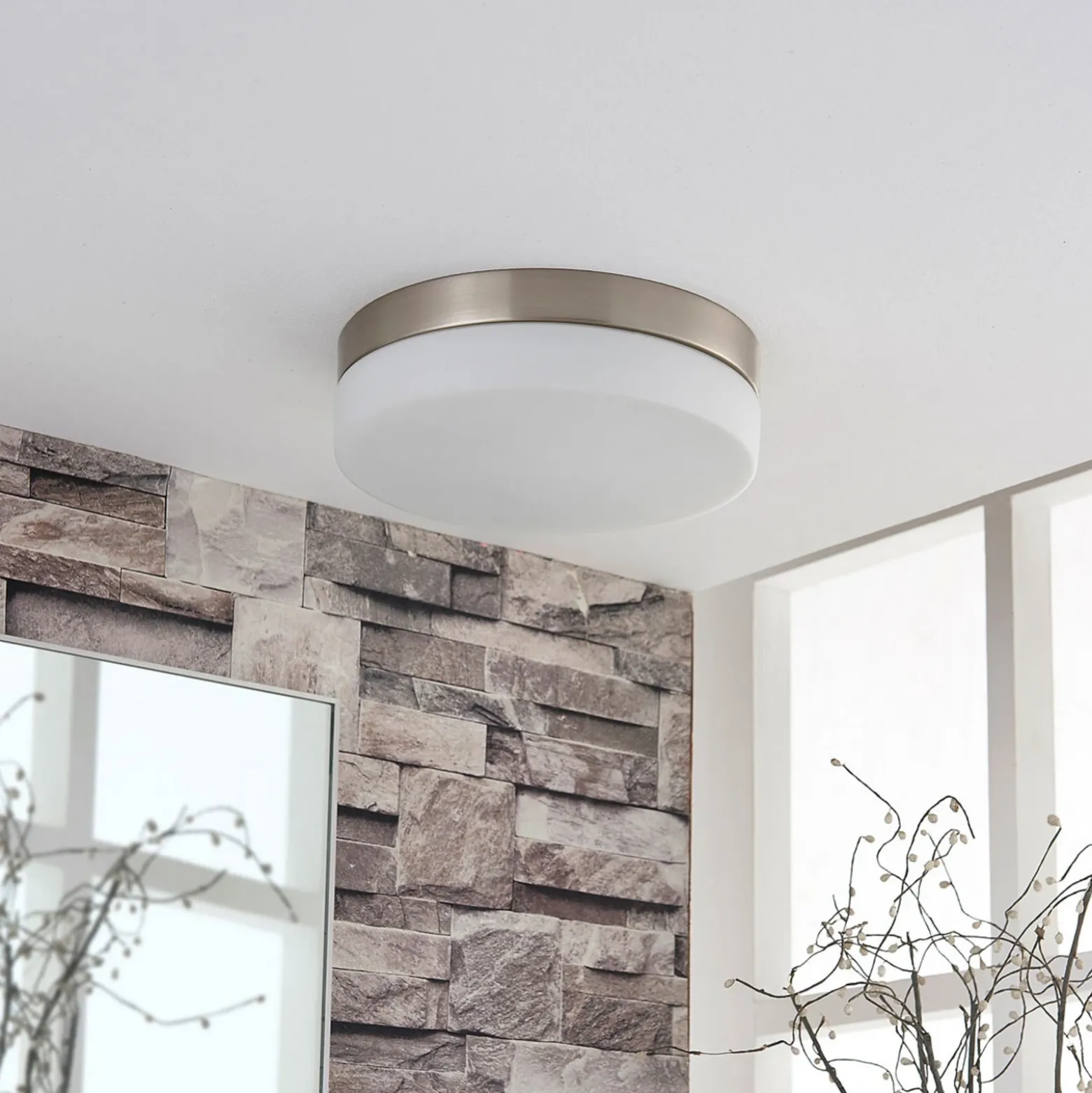 Lindby lámpara de techo para baño Amilia, Ø 23,5 cm, E27, níquel, cristal