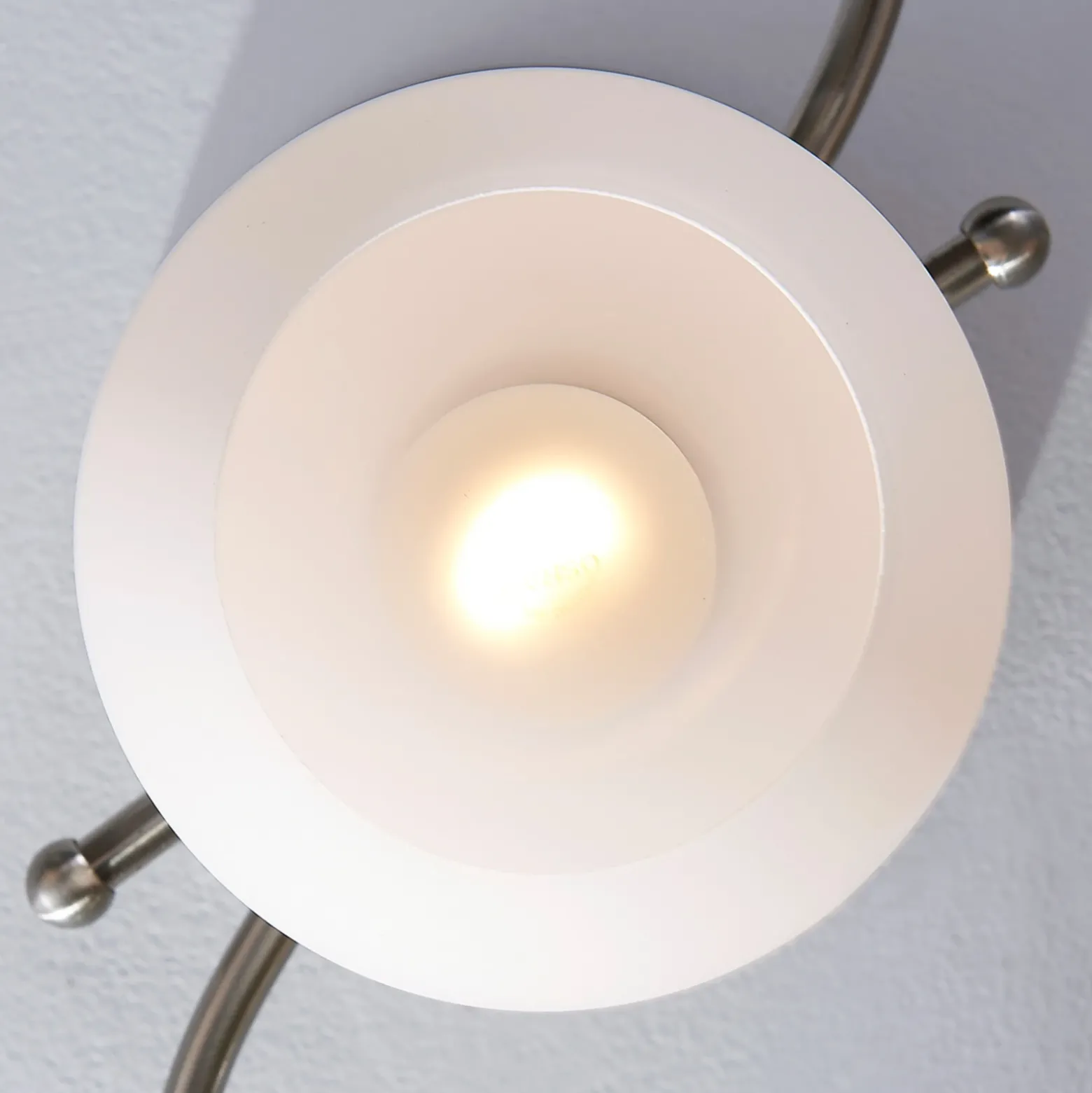 Lindby lámpara de techo Svean, 3 luces, níquel/blanco, cristal, longitud 60 cm
