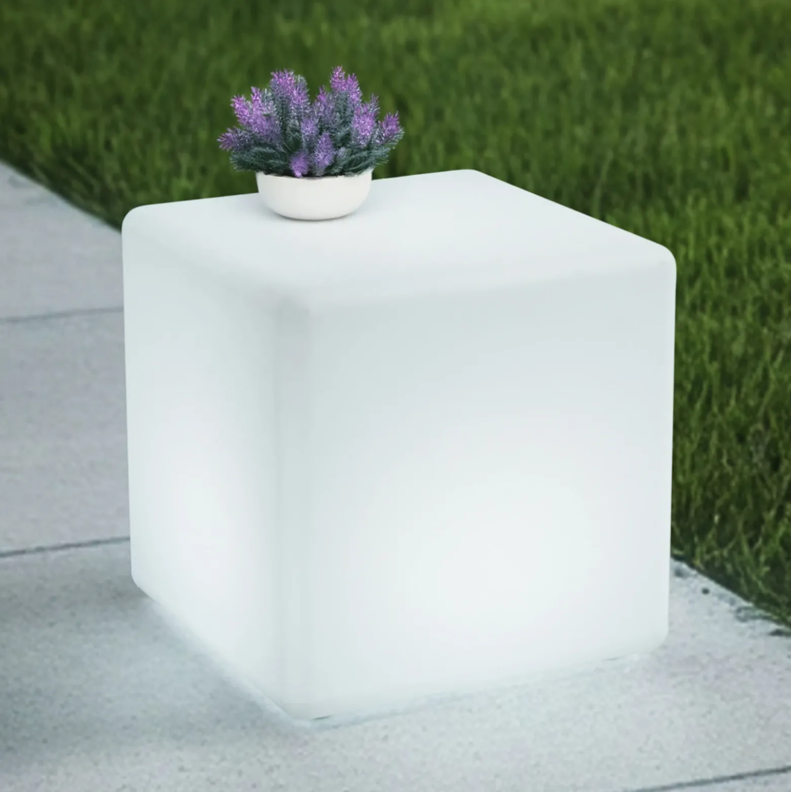 Lindby Lámpara exterior LED recargable Cubara, RGB, cubo, plástico