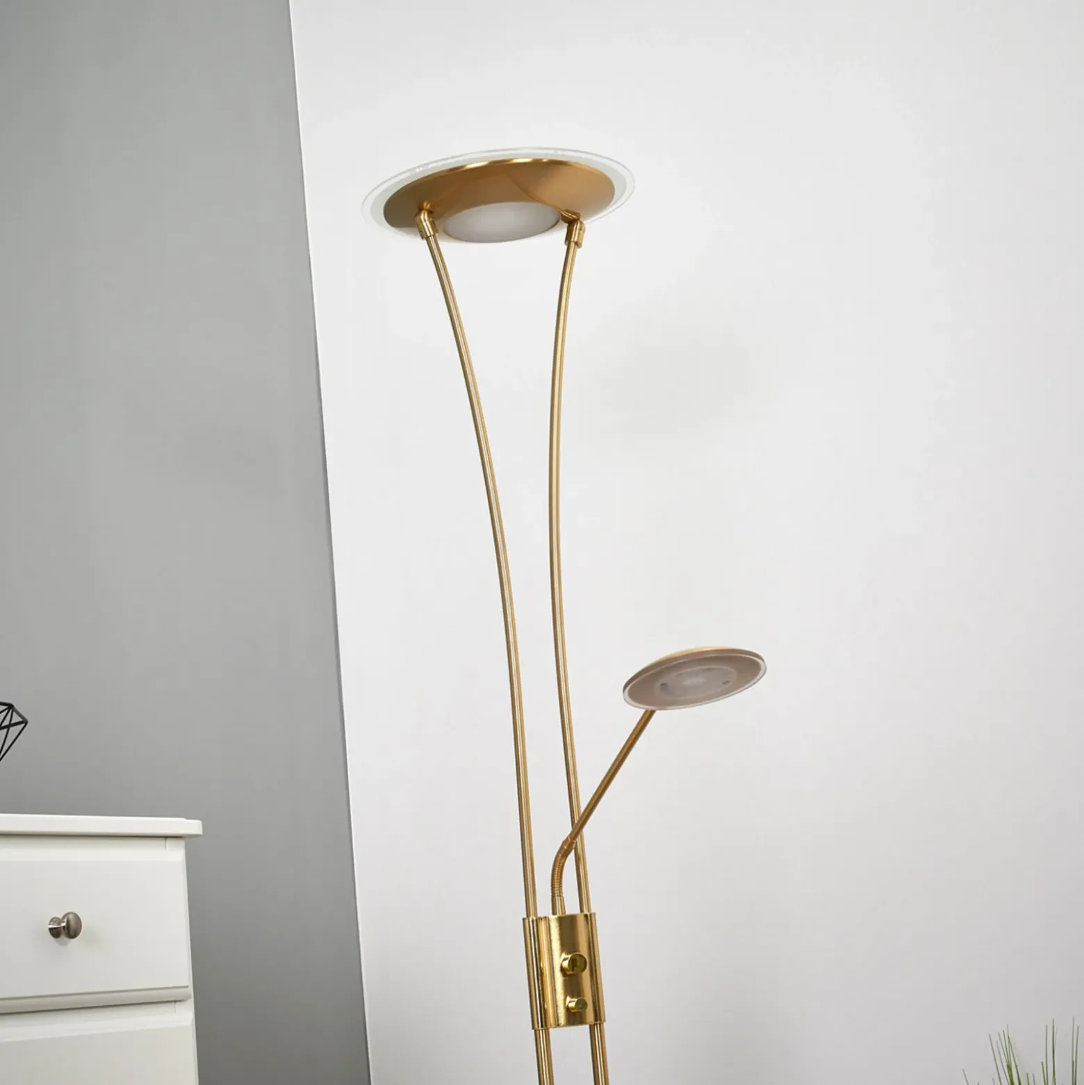 Lindby lámpara LED de pie Eda, altura 180 cm, latón, atenuable