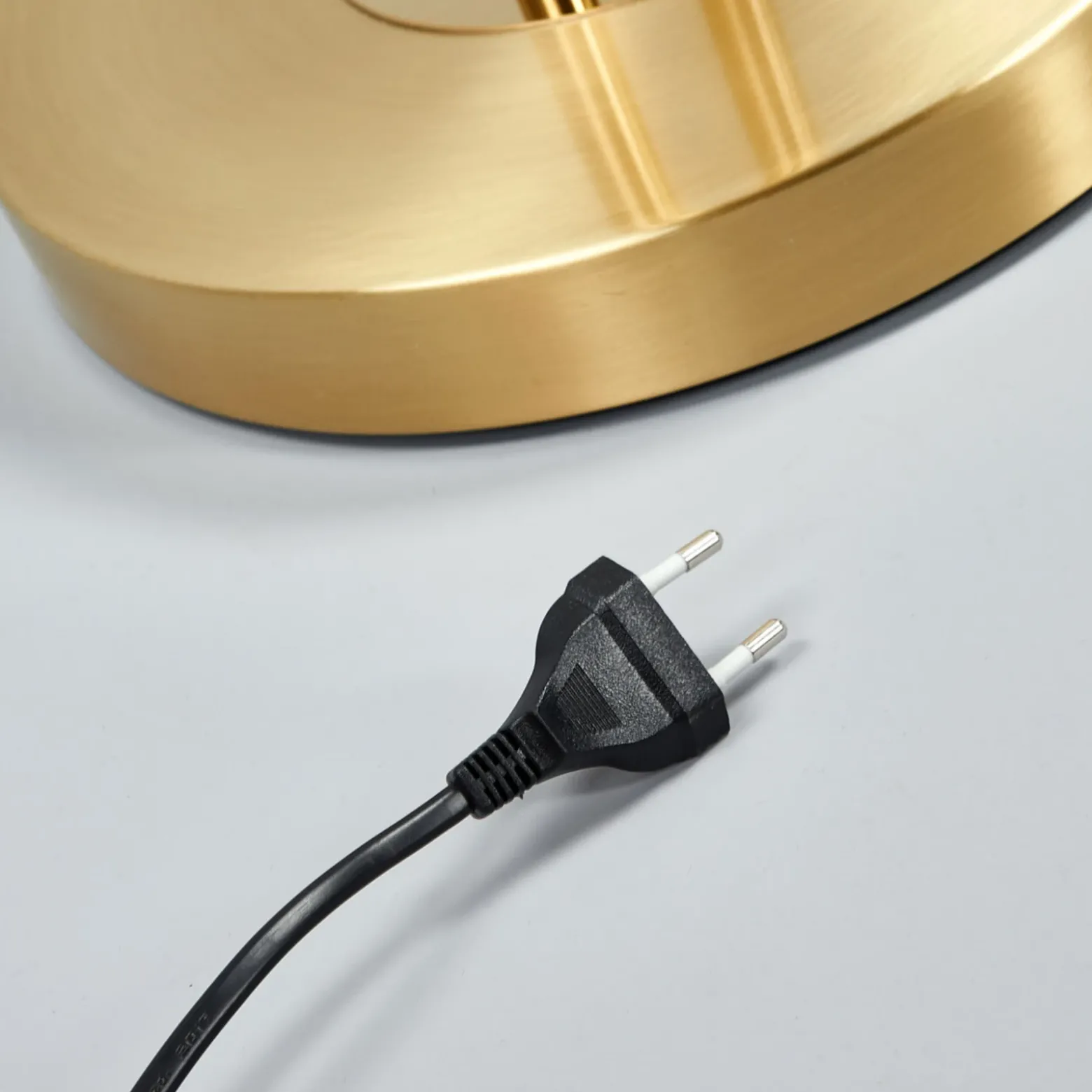 Lindby lámpara LED de pie Eda, altura 180 cm, latón, atenuable