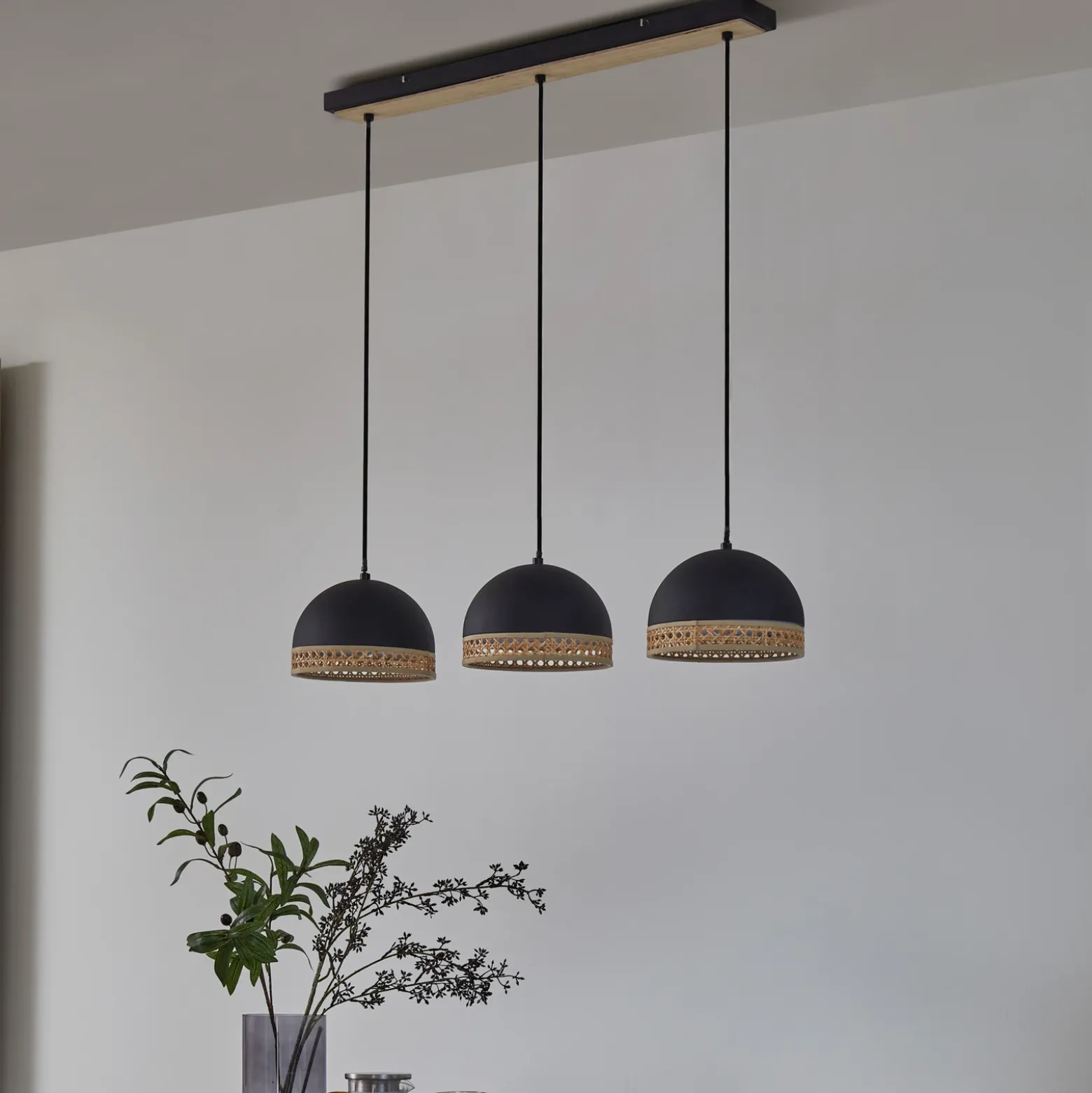 Lindby Lonnaris colgante, ratán, negro, 3 luces