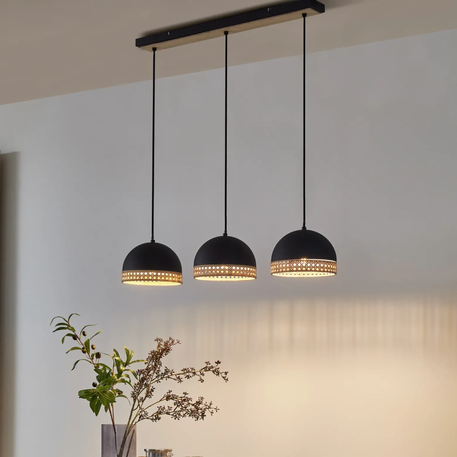 Lindby Lonnaris colgante, ratán, negro, 3 luces