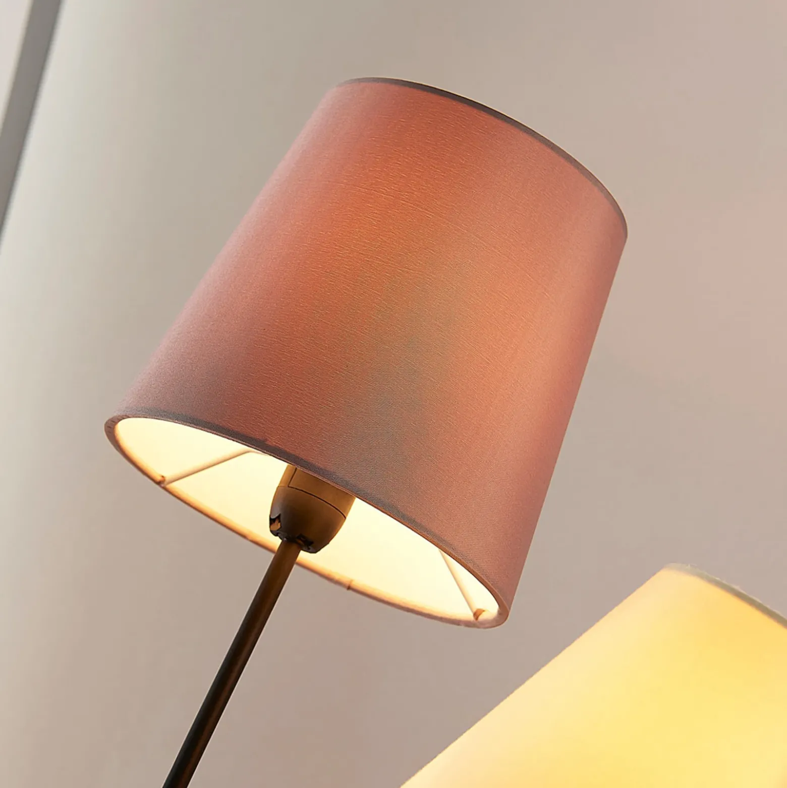 Lindby Melis lámpara de pie, 130 cm, 3 luces, textil