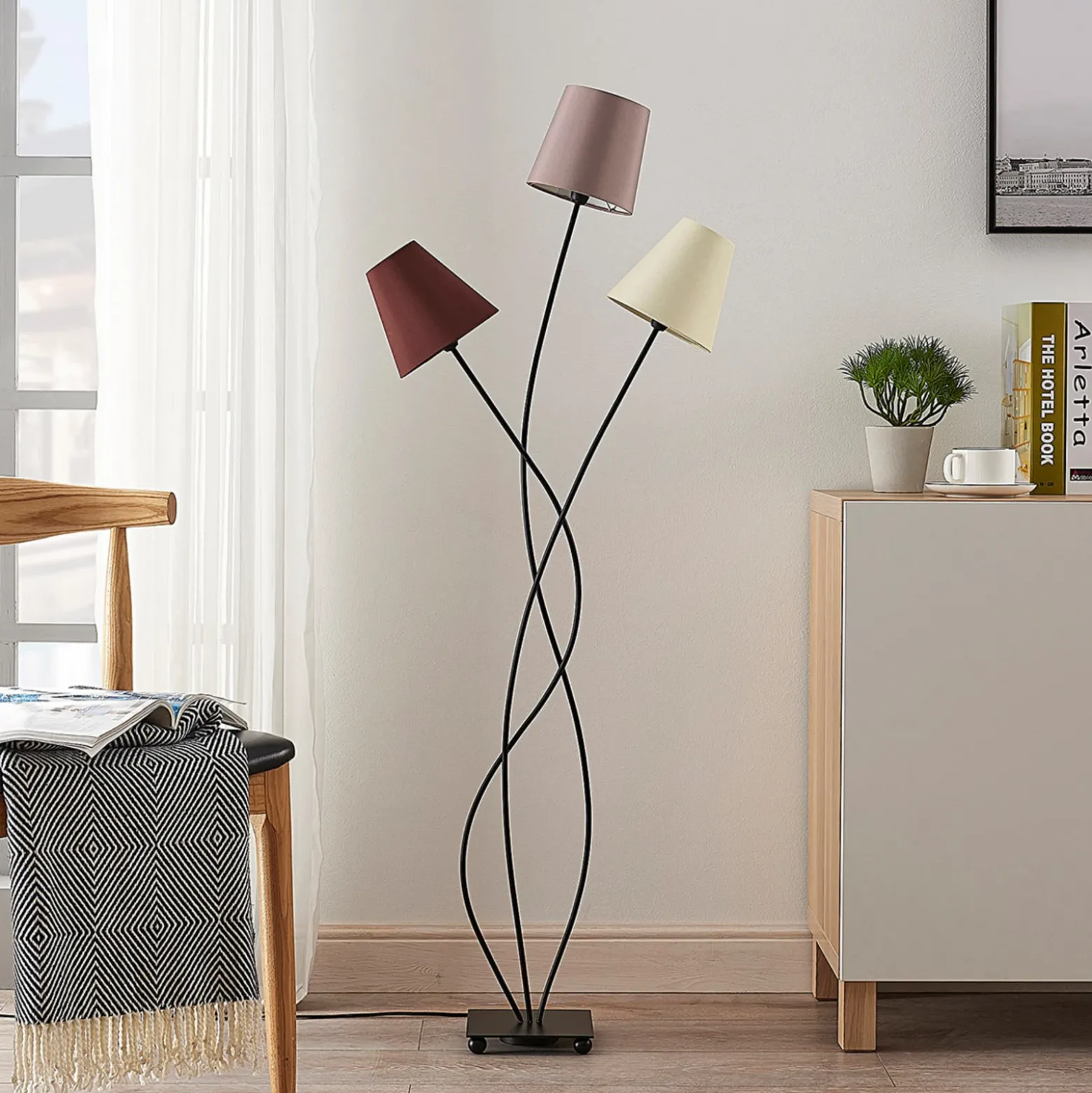 Lindby Melis lámpara de pie, 130 cm, 3 luces, textil