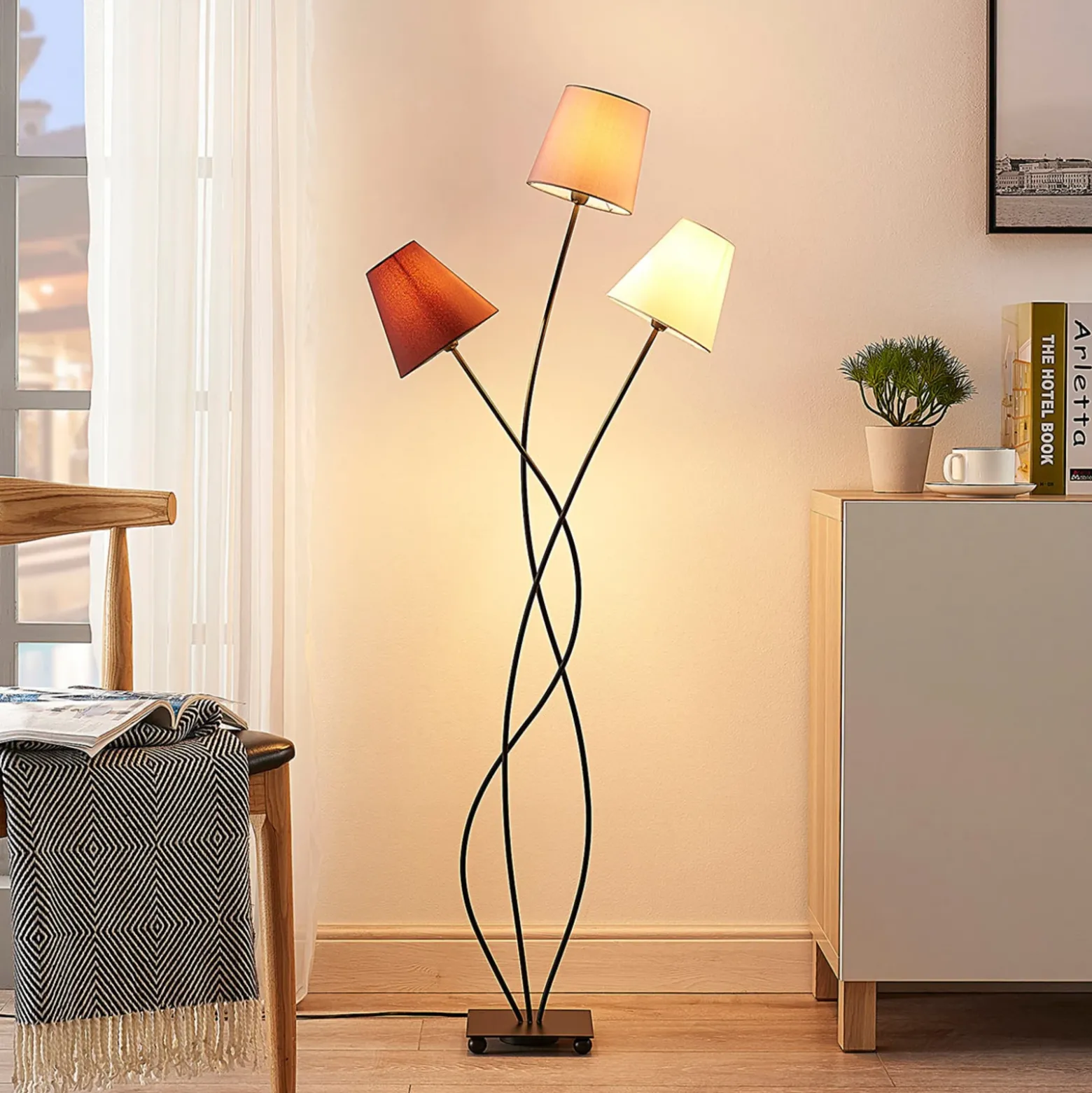 Lindby Melis lámpara de pie, 130 cm, 3 luces, textil