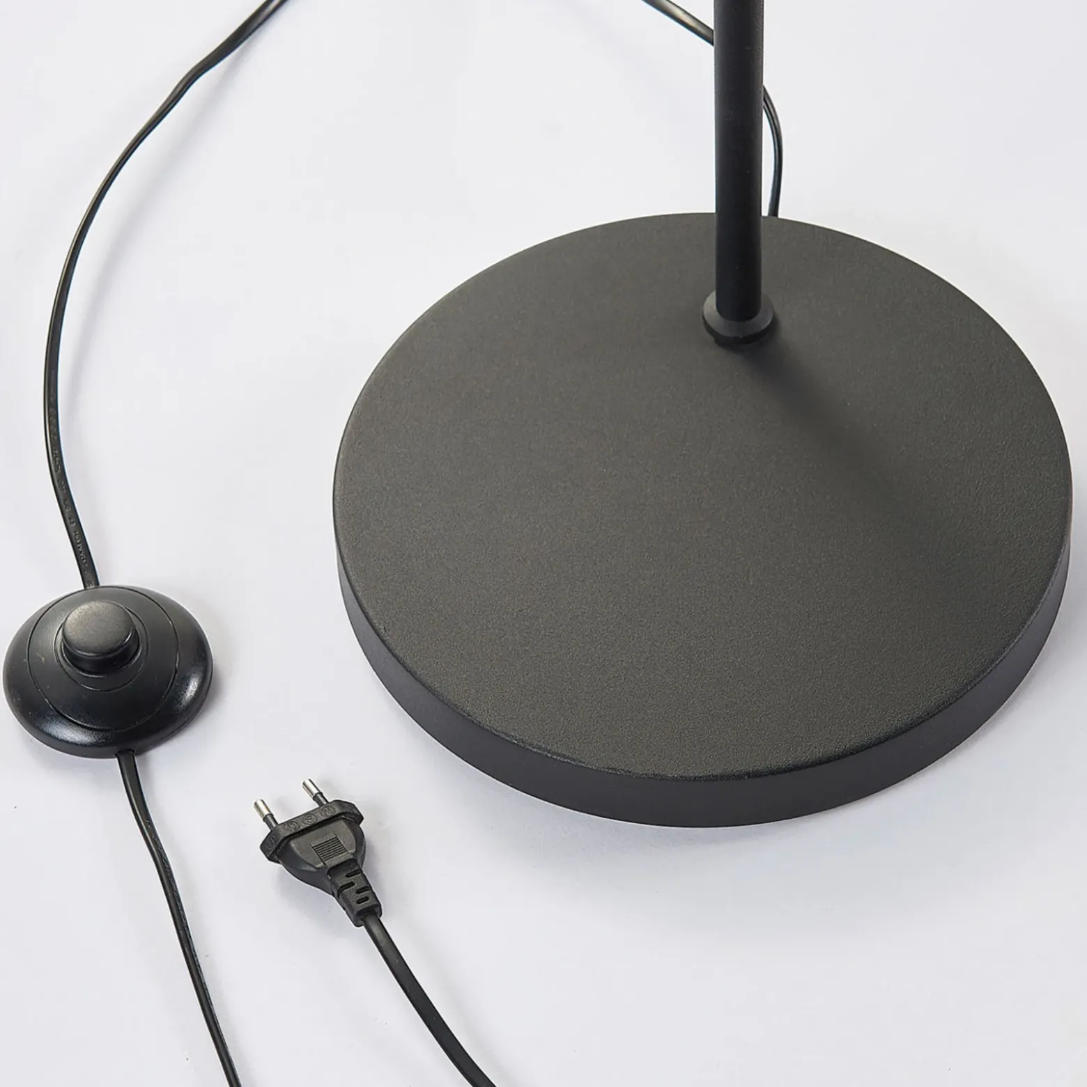 Lindby Morik lámpara de pie, 1 luz, negro/oro, metal