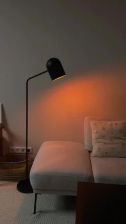 Lindby Morik lámpara de pie, 1 luz, negro/oro, metal