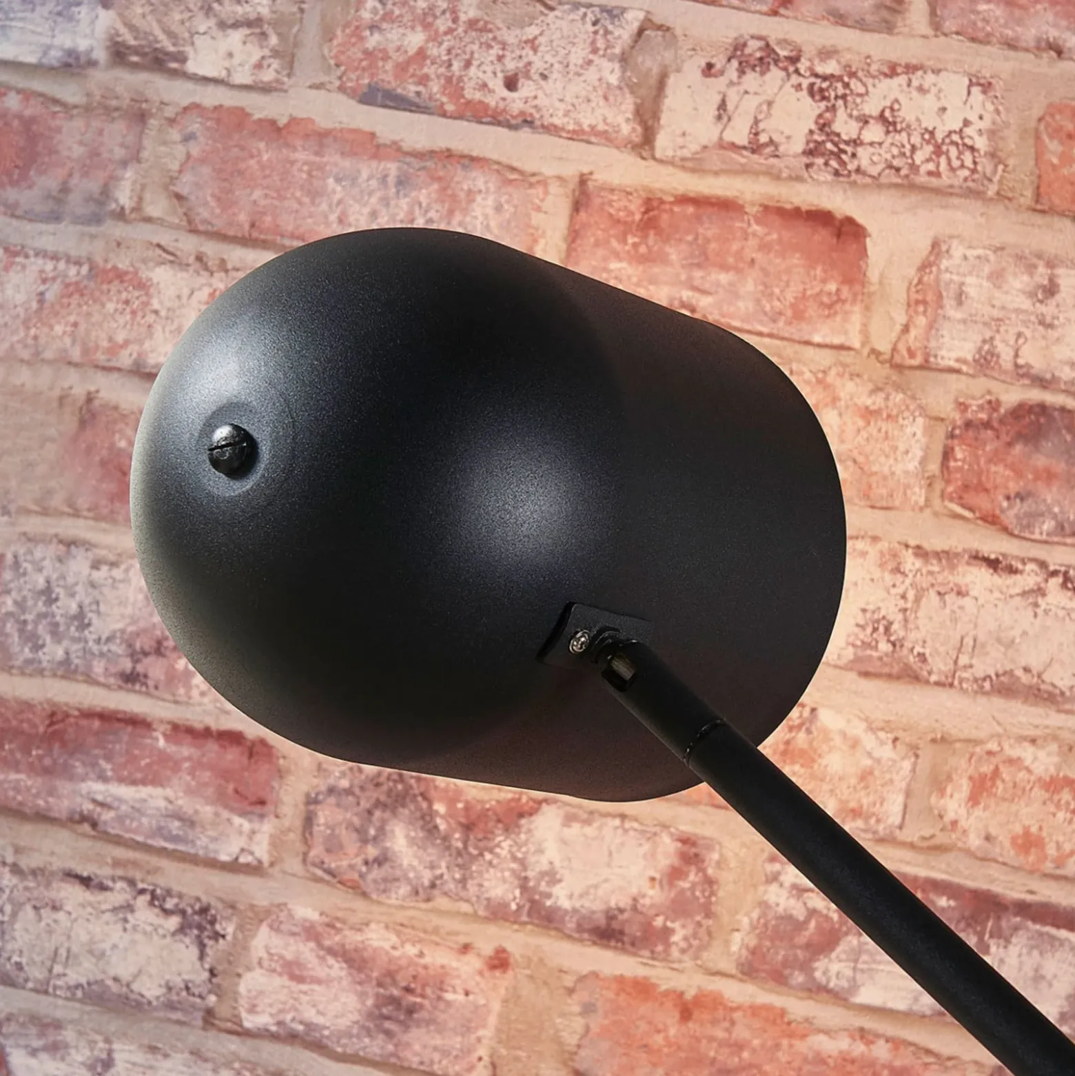 Lindby Morik lámpara de pie, 1 luz, negro/oro, metal