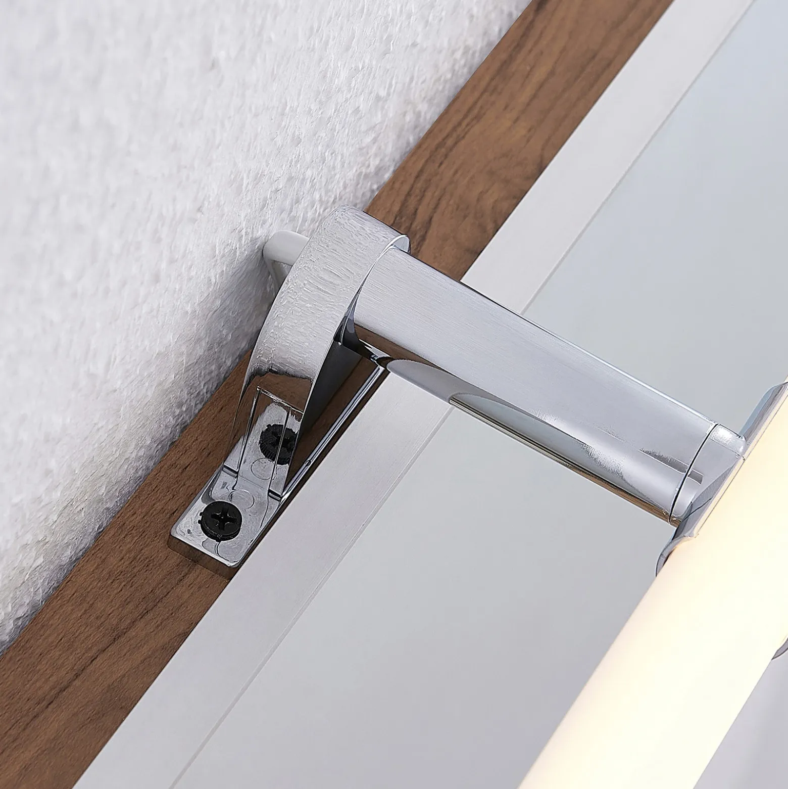 Lindby Naili lámpara de espejo LED, cromo