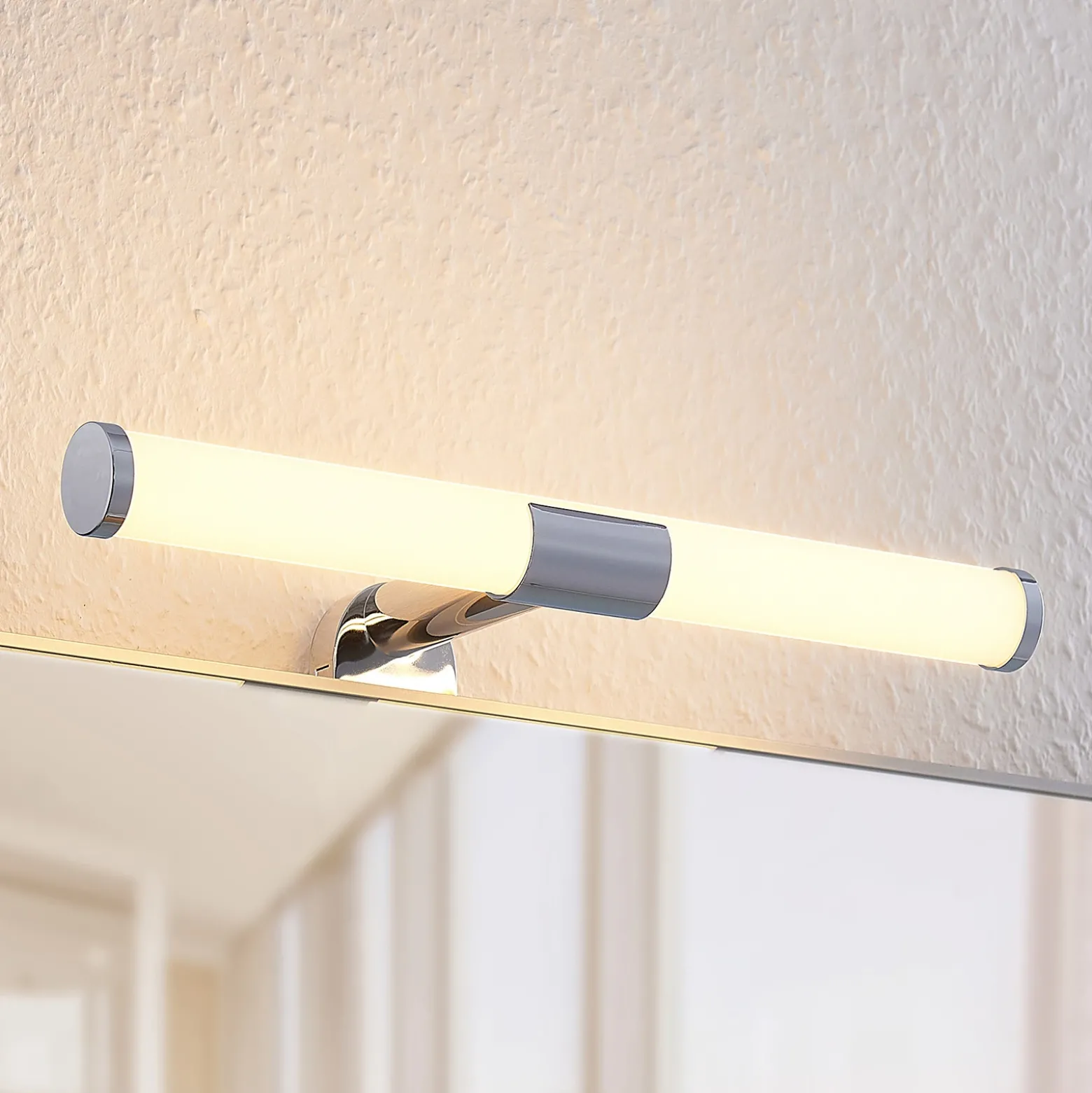 Lindby Naili lámpara de espejo LED, cromo