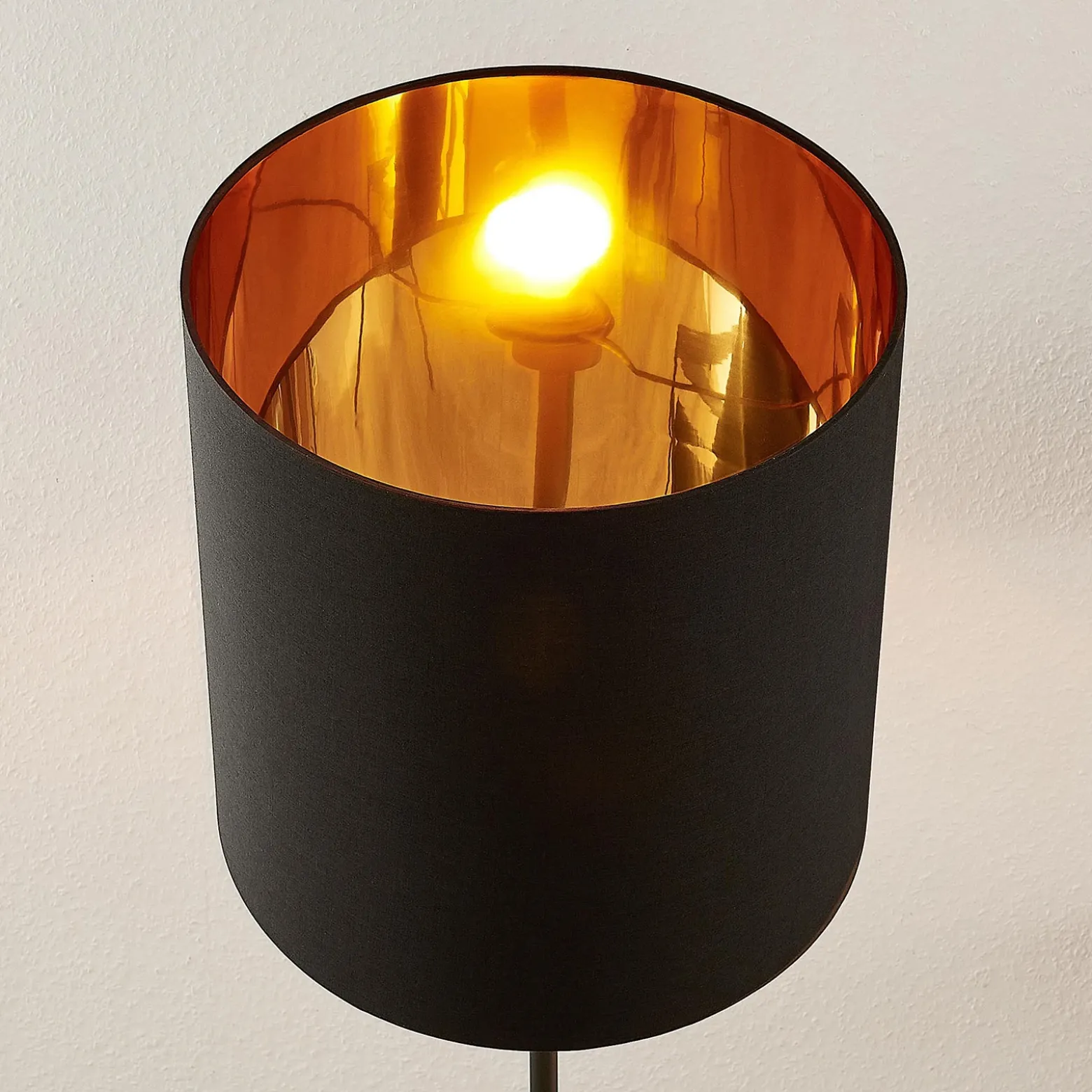 Lindby Nymar lámpara de pie, tela, negro-oro