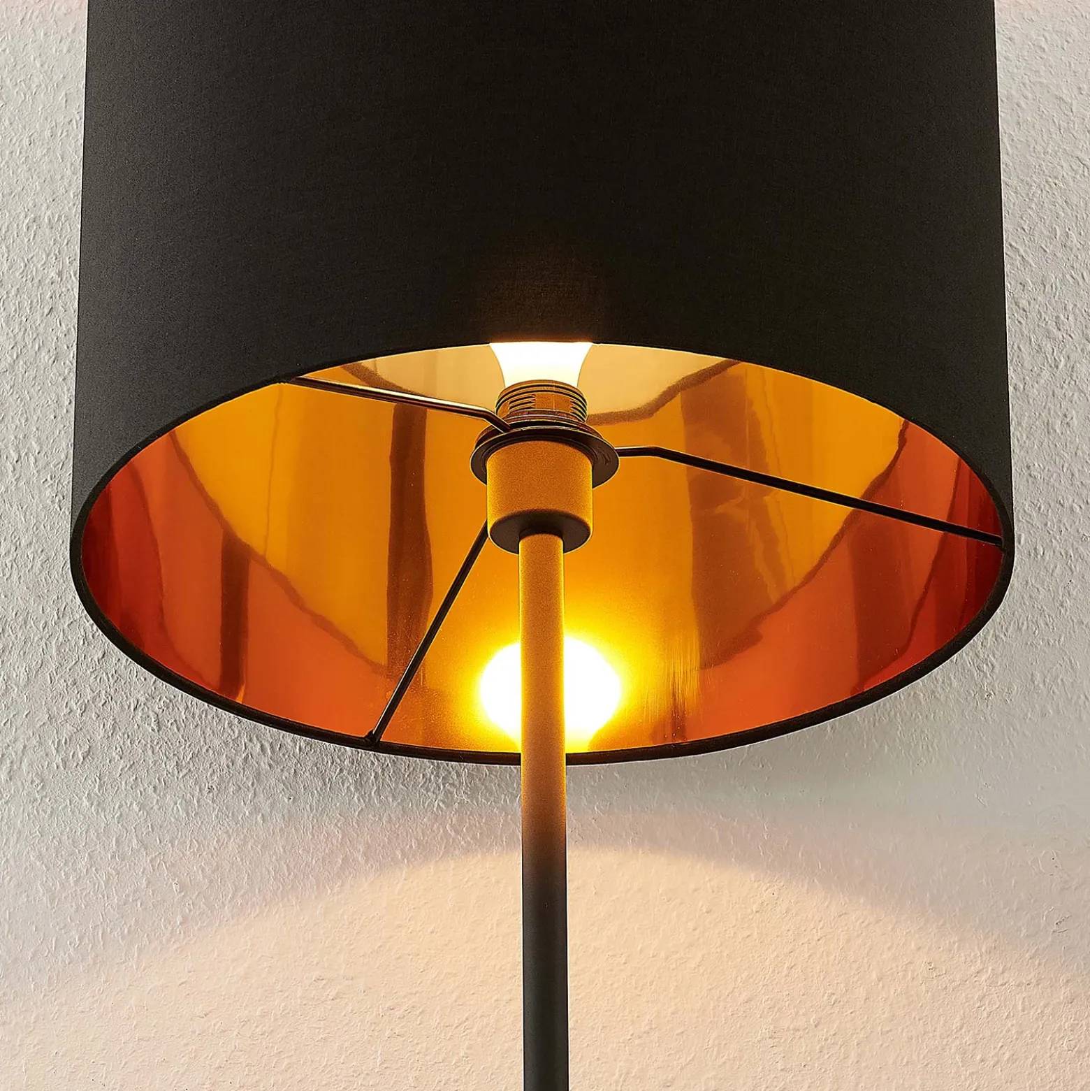 Lindby Nymar lámpara de pie, tela, negro-oro