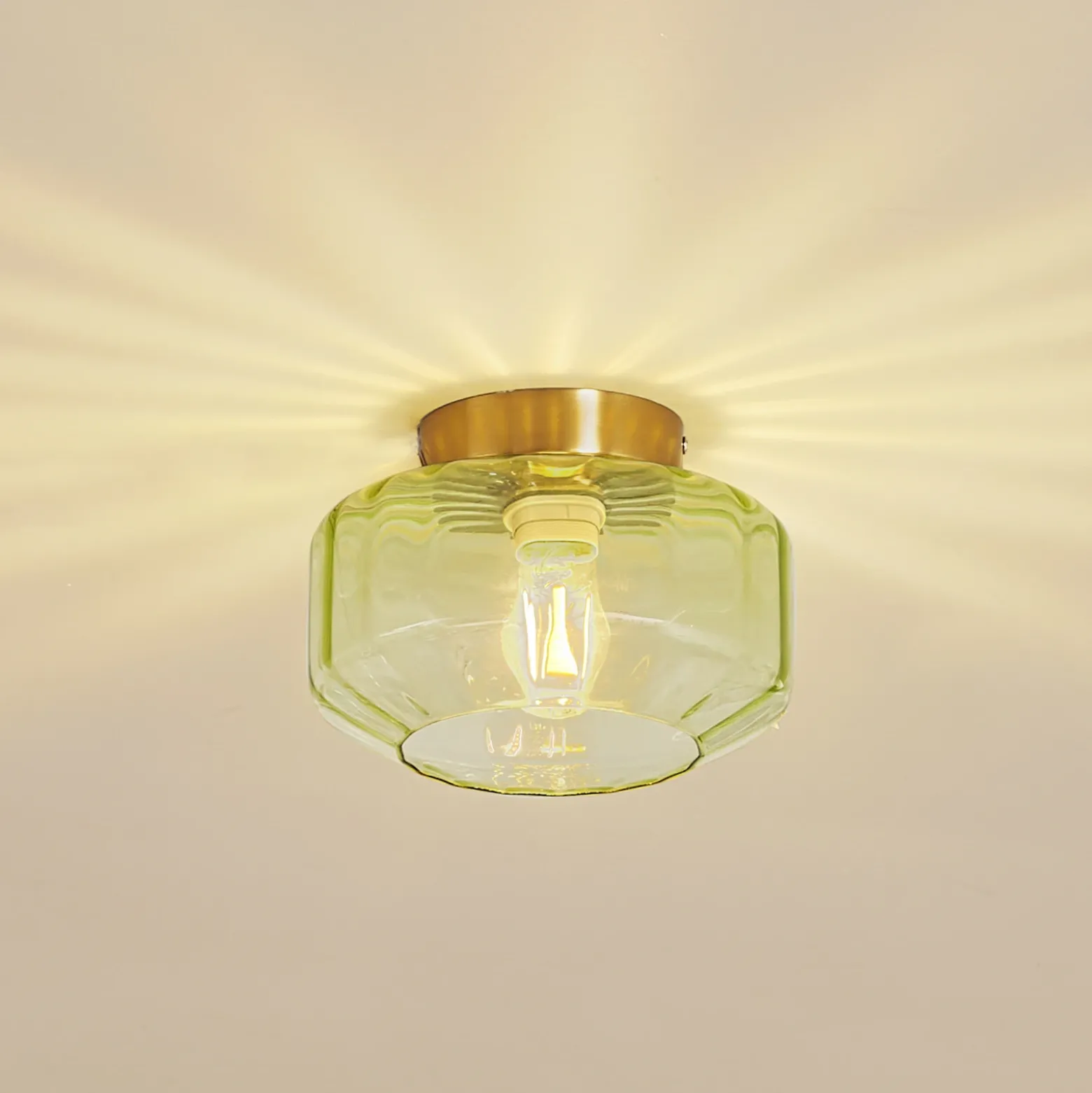 Lindby Plafón Hildur, verde, cristal, Ø 22 cm