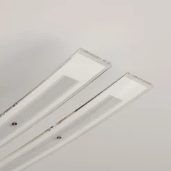 Lindby Plafón LED Jarda, cristal, 134 cm de largo, atenuable