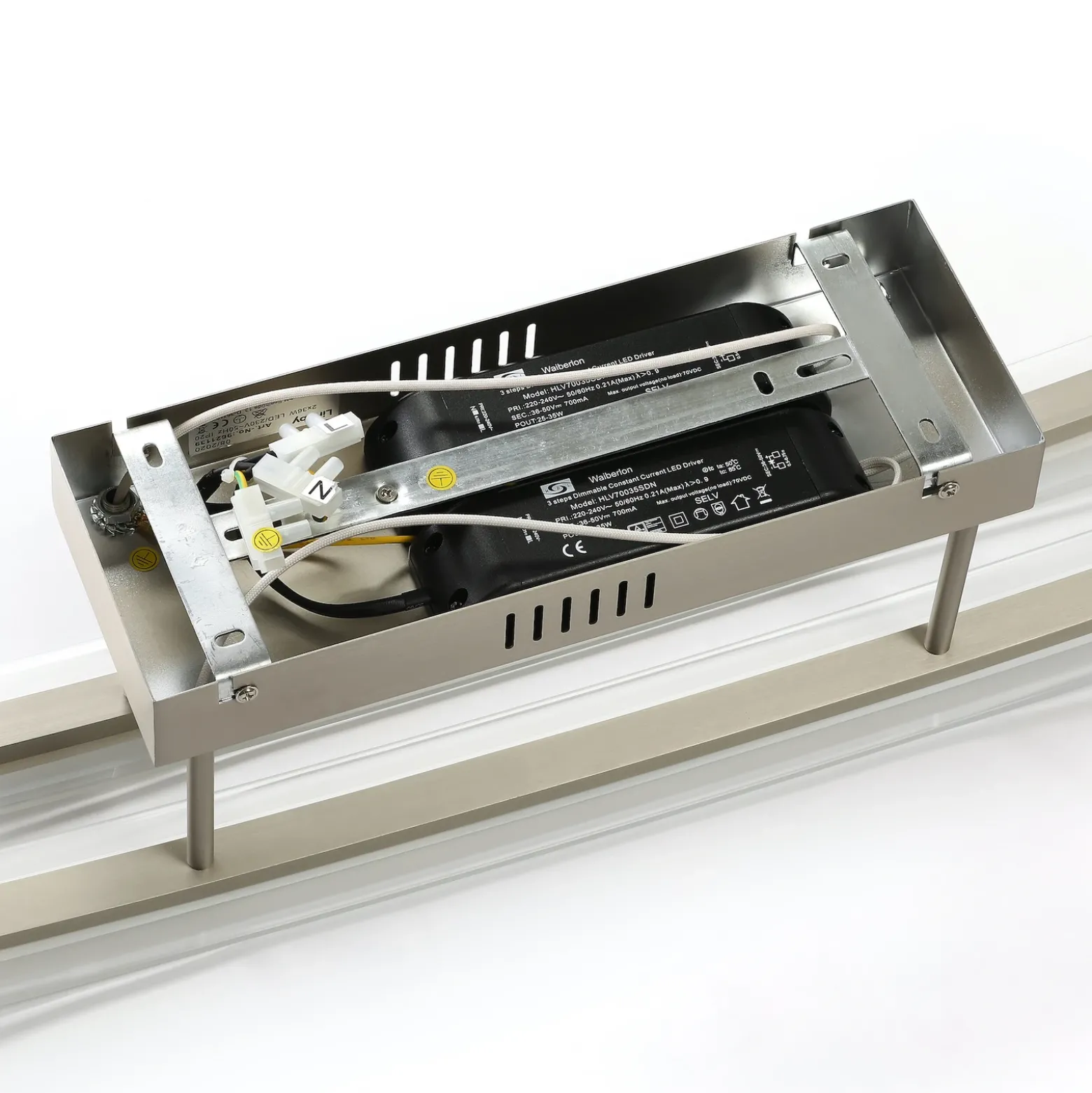 Lindby Plafón LED Jarda, cristal, 134 cm de largo, atenuable