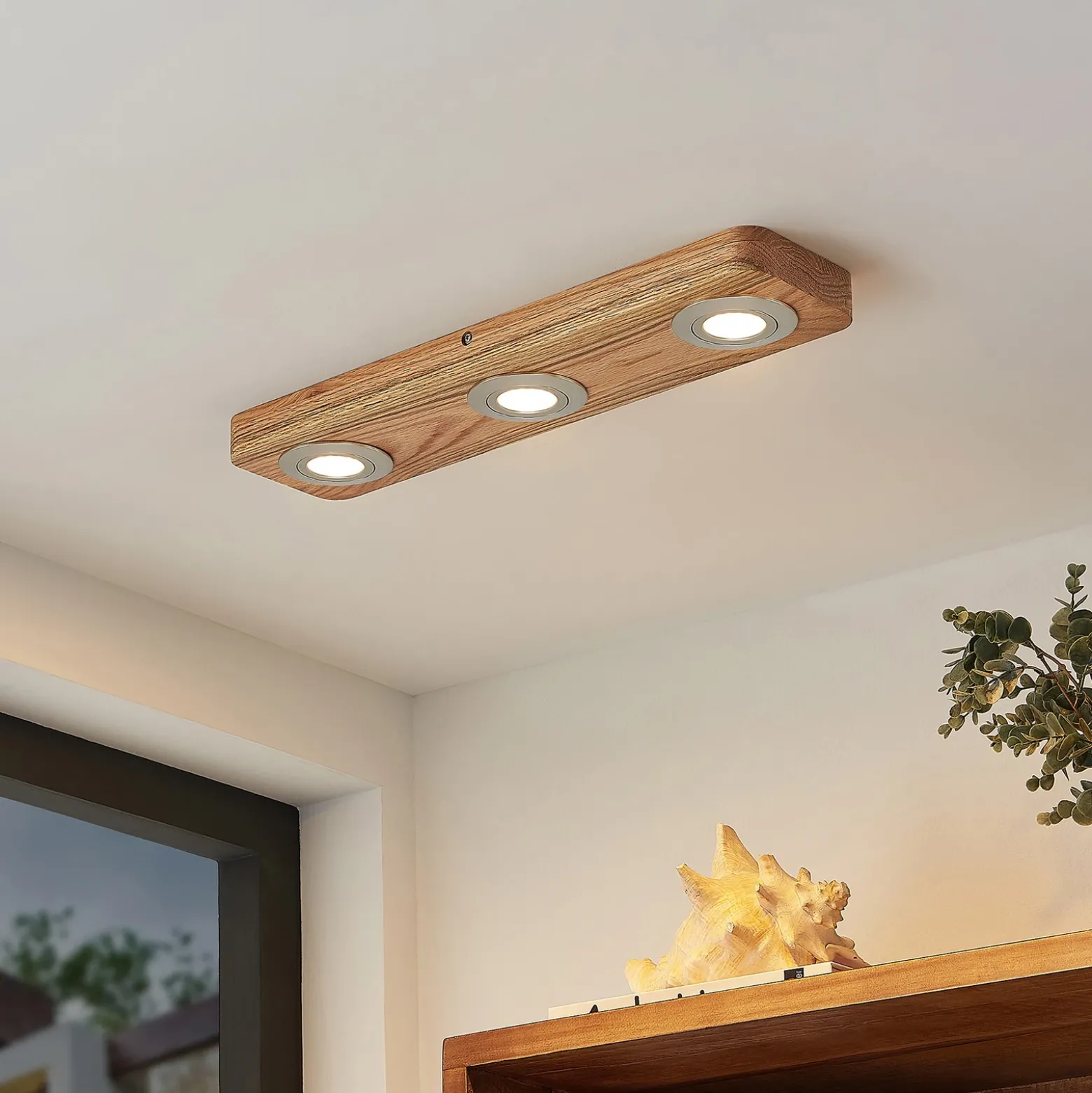 Lindby Plafón LED Mikari, 48 cm, madera, orientable