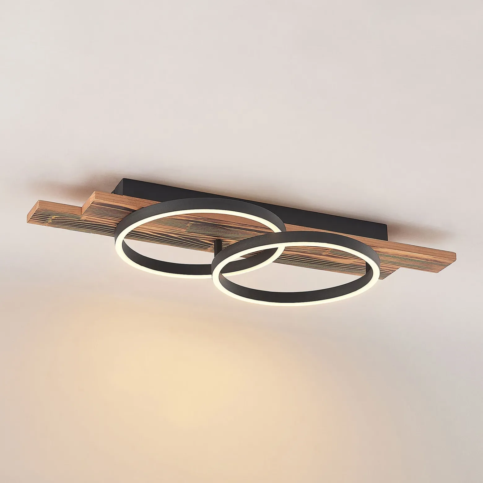 Lindby Plafón LED Sentoa, madera, 75 cm de largo, 3.000 K