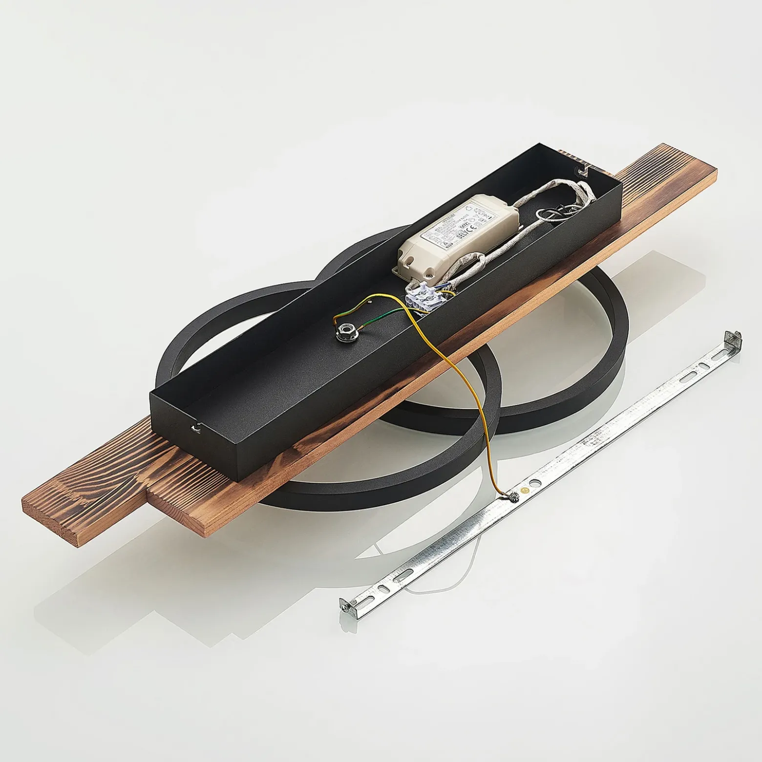 Lindby Plafón LED Sentoa, madera, 75 cm de largo, 3.000 K