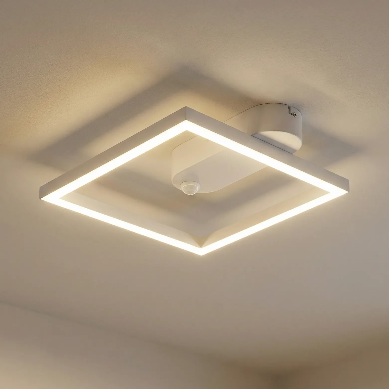 Lindby Plafón LED Yulla, blanco, detector de movimiento
