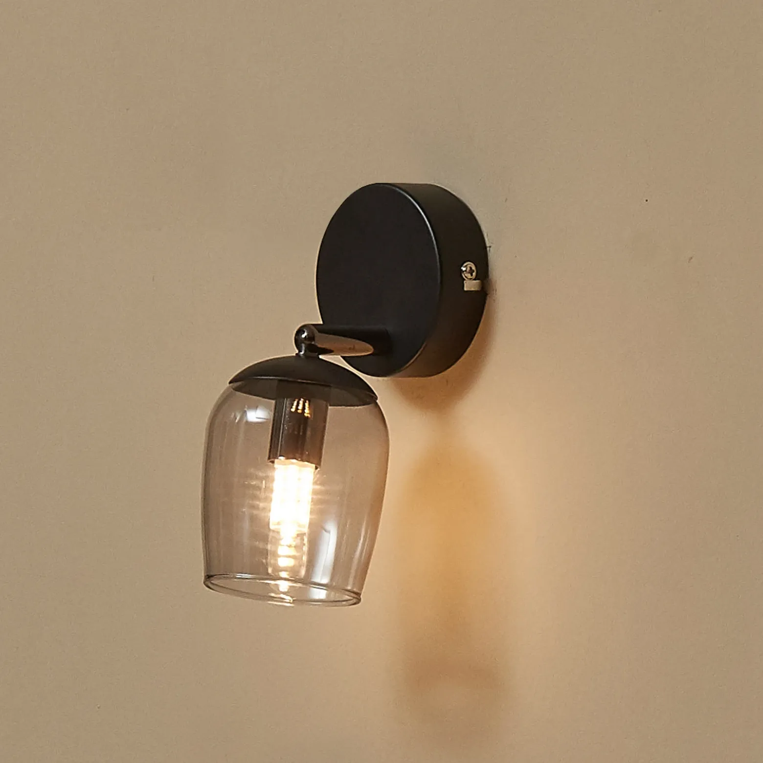 Lindby Spot Katjana, 1 luz, 16,9 cm de altura, cristal ahumado