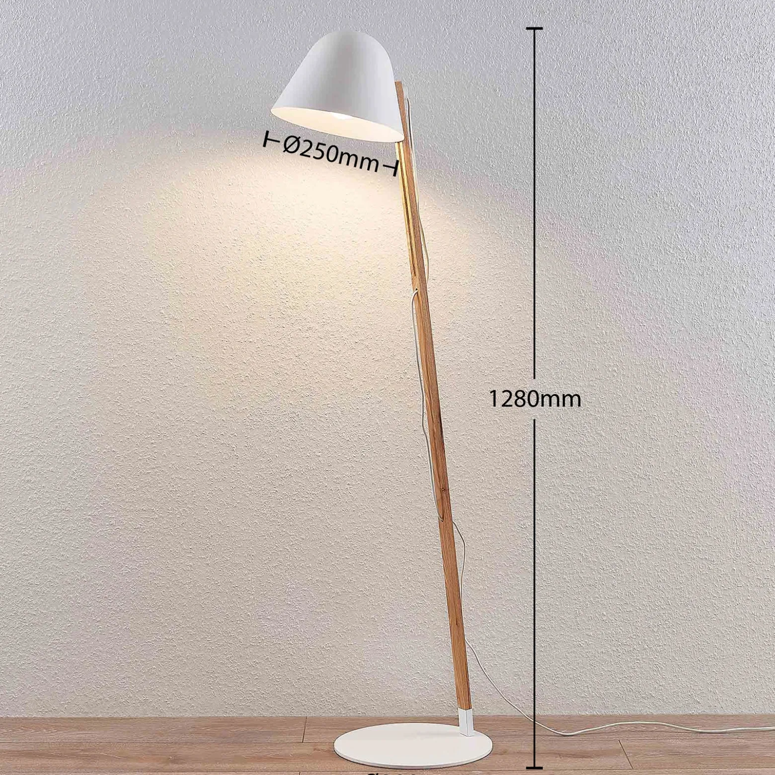 Lindby Tetja lámpara de pie, barra madera, blanco