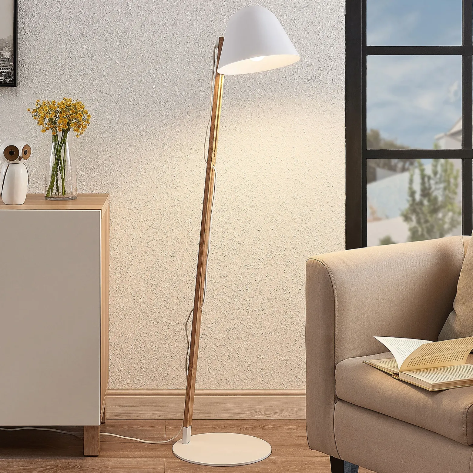 Lindby Tetja lámpara de pie, barra madera, blanco