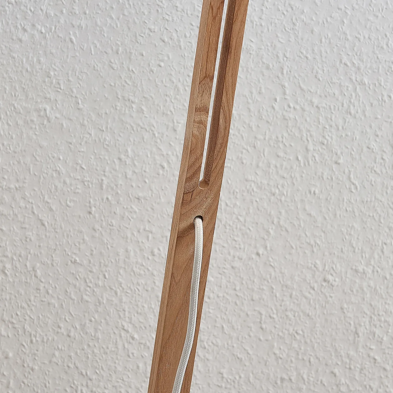 Lindby Tetja lámpara de pie, barra madera, blanco