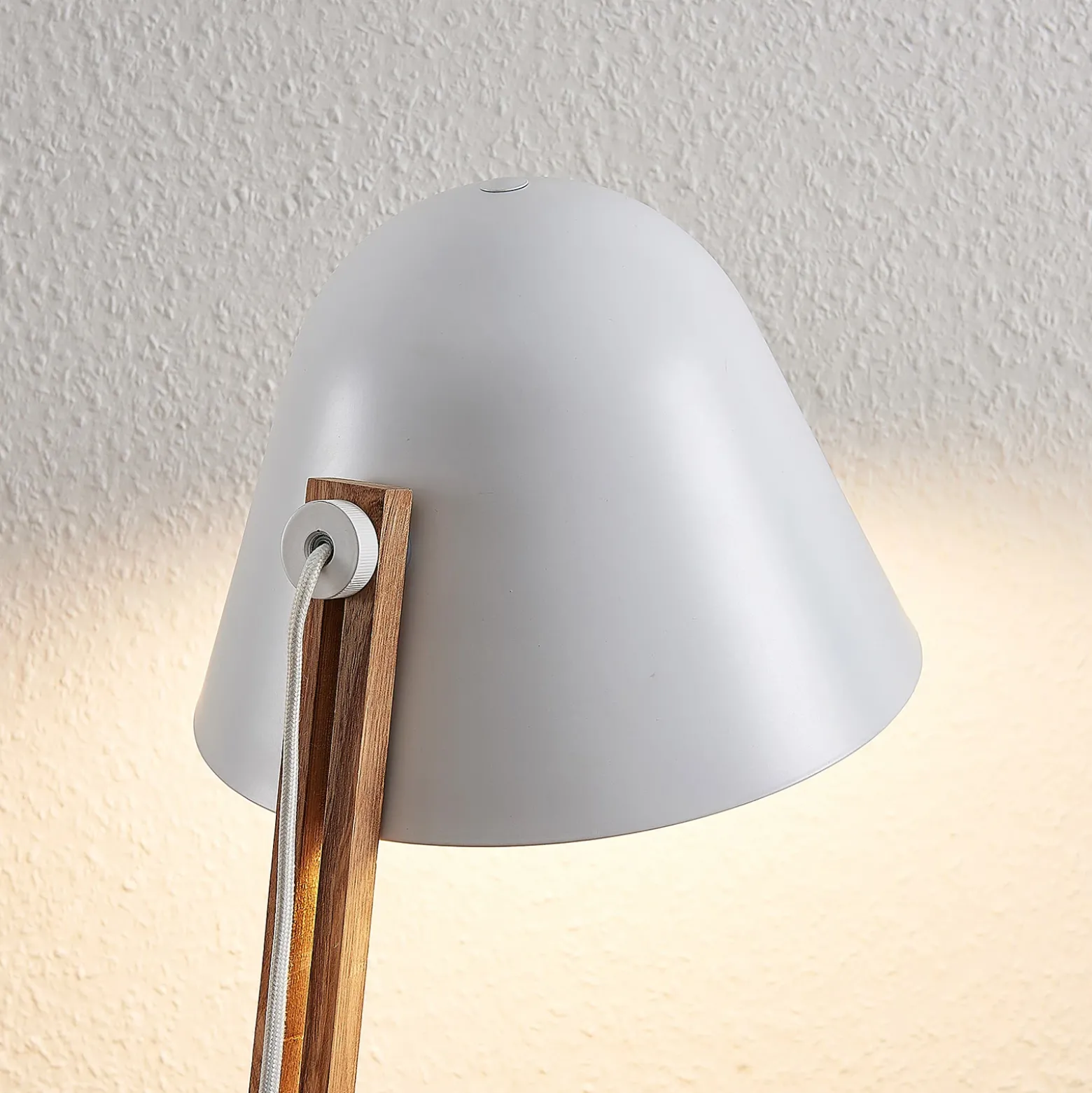 Lindby Tetja lámpara de pie, barra madera, blanco