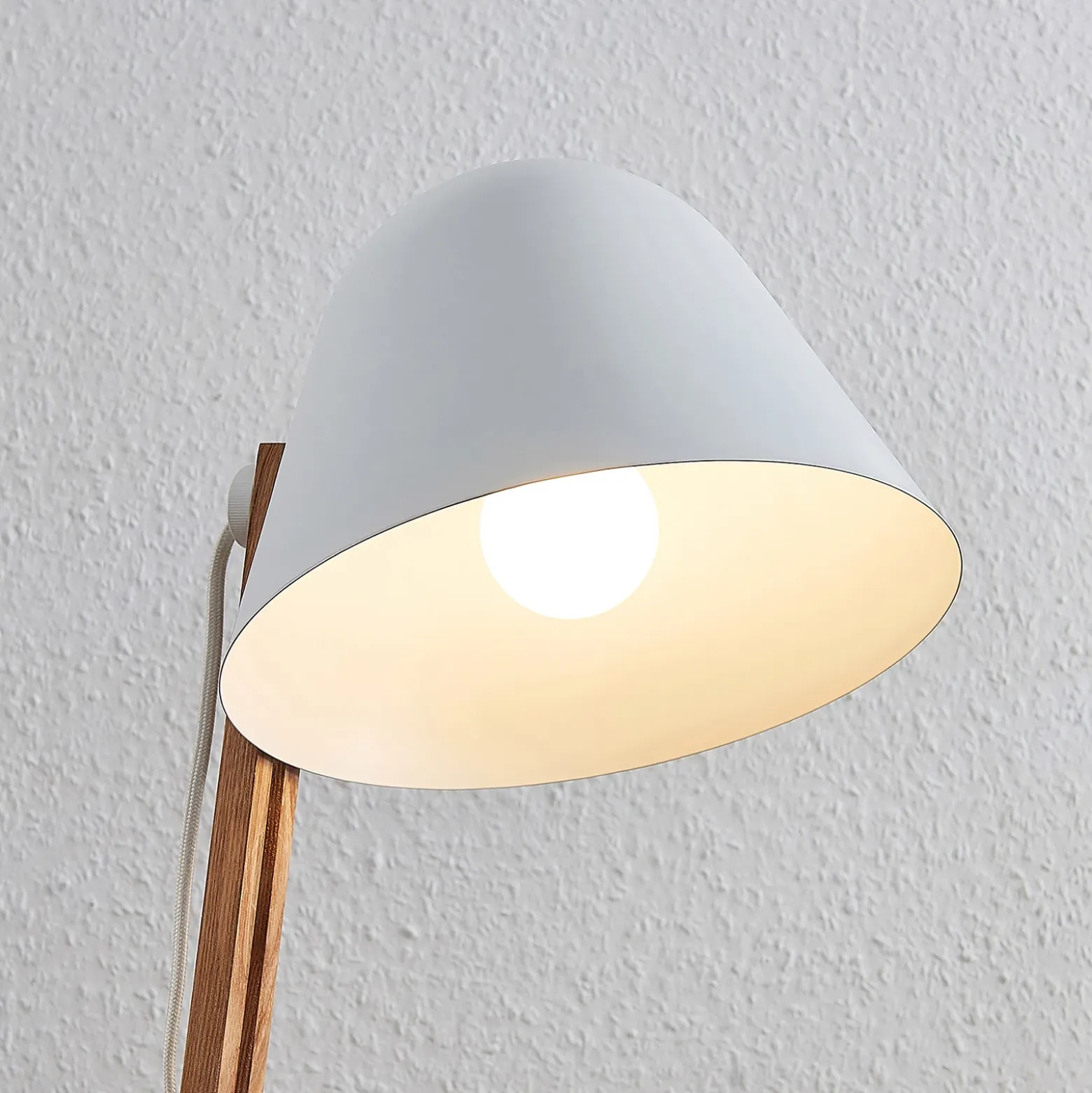 Lindby Tetja lámpara de pie, barra madera, blanco