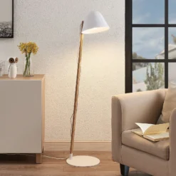 Lindby Tetja lámpara de pie, barra madera, blanco