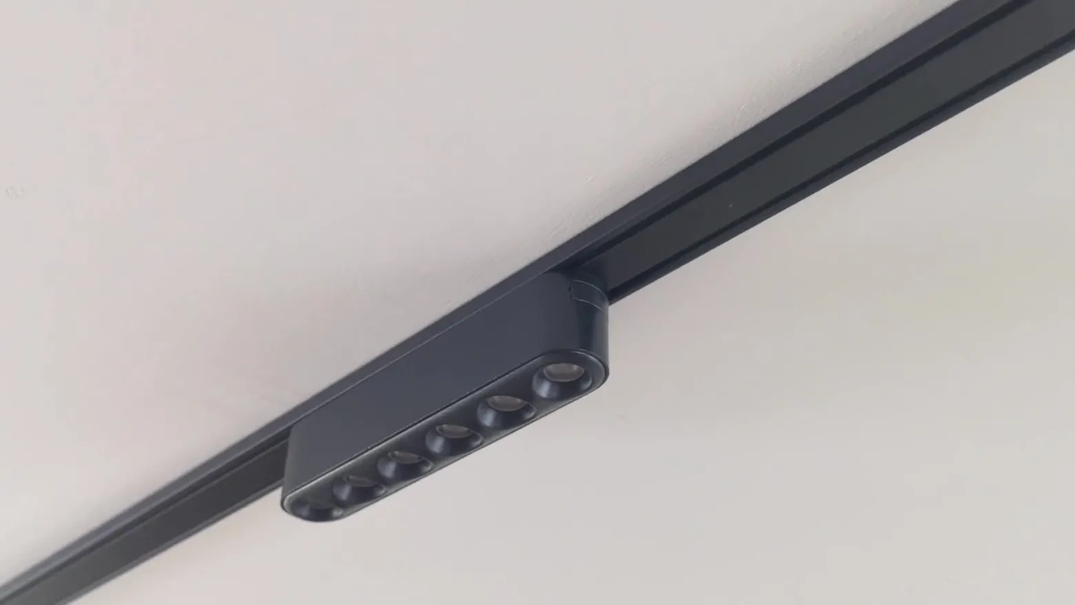 Lindby tira LED 48V Lumaro, negro,6 puntos,2,4cm,atenuable