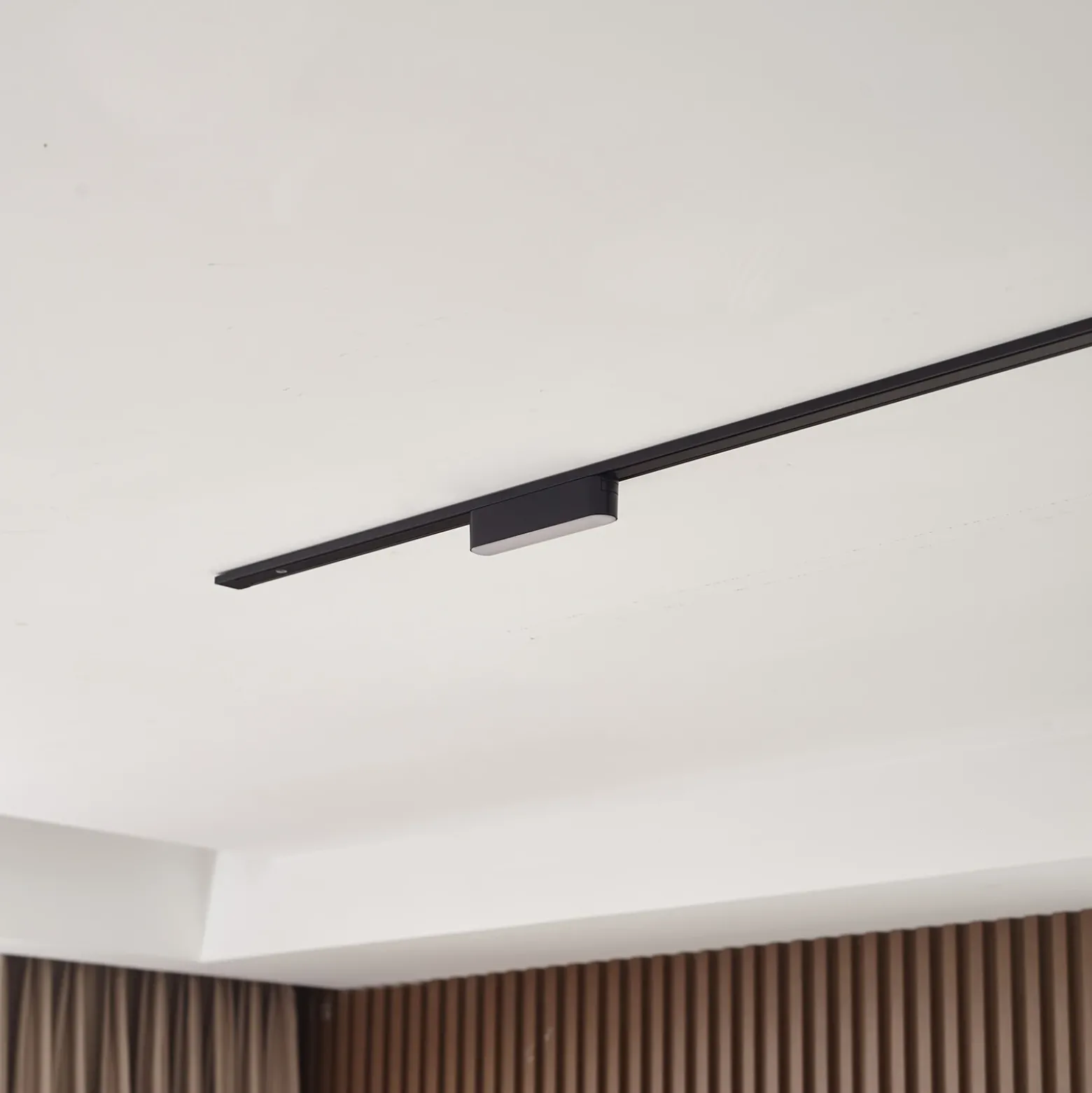 Lindby tira LED 48 V Lumaro, negro,5W,plástico,atenuable