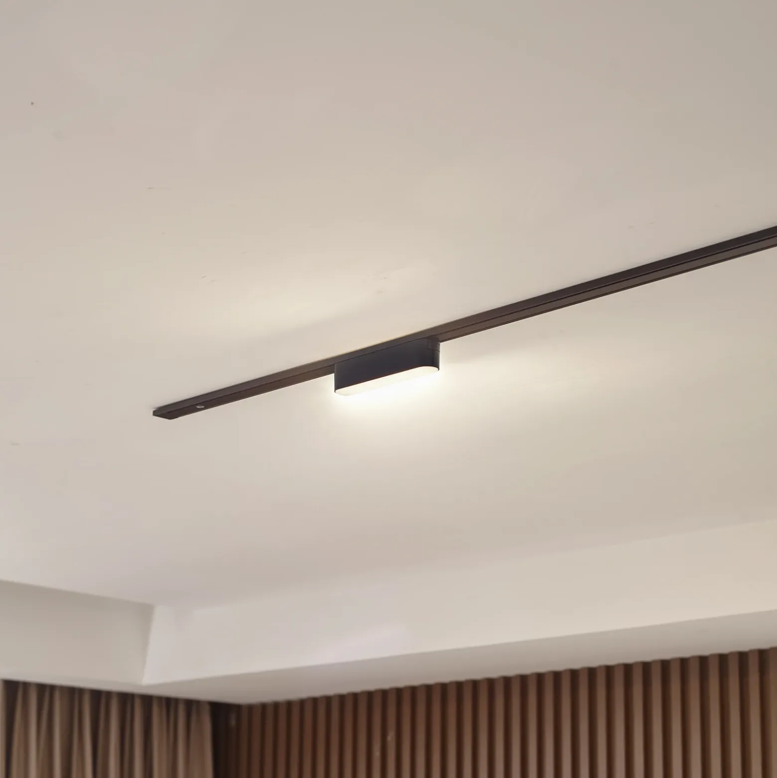 Lindby tira LED 48 V Lumaro, negro,5W,plástico,atenuable