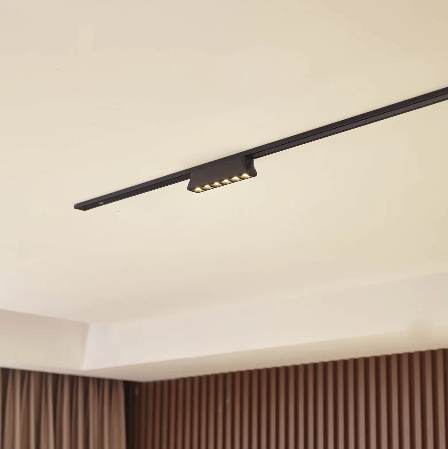 Lindby tira LED 48 V Lumaro,negro,6 puntos,2,5cm,atenuable